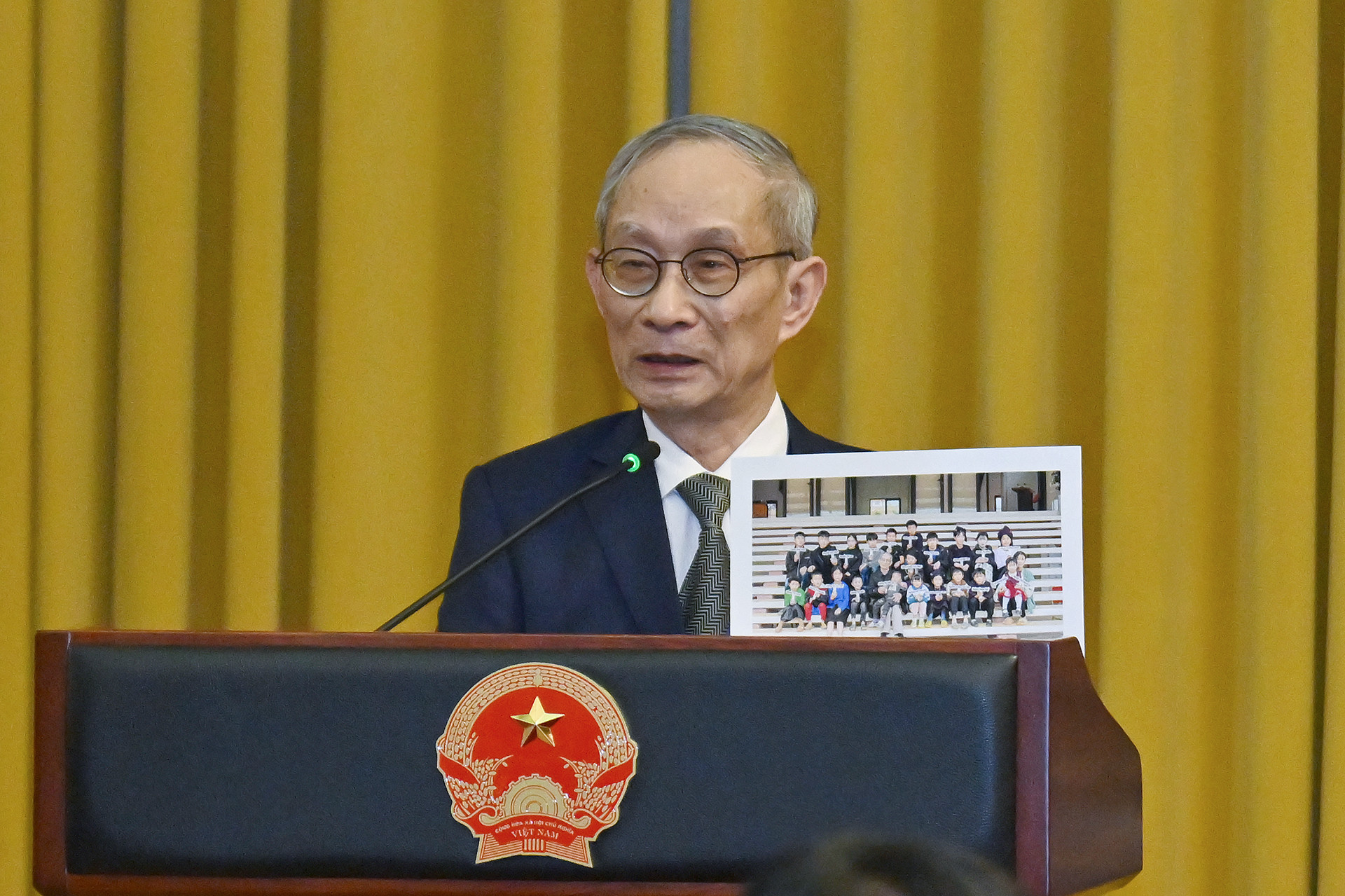 Thầy Nguyễn Xuân Khang, Chủ tịch Hội đồng Trường Marie Curie (Hà Nội) phát biểu tại buổi gặp mặt.