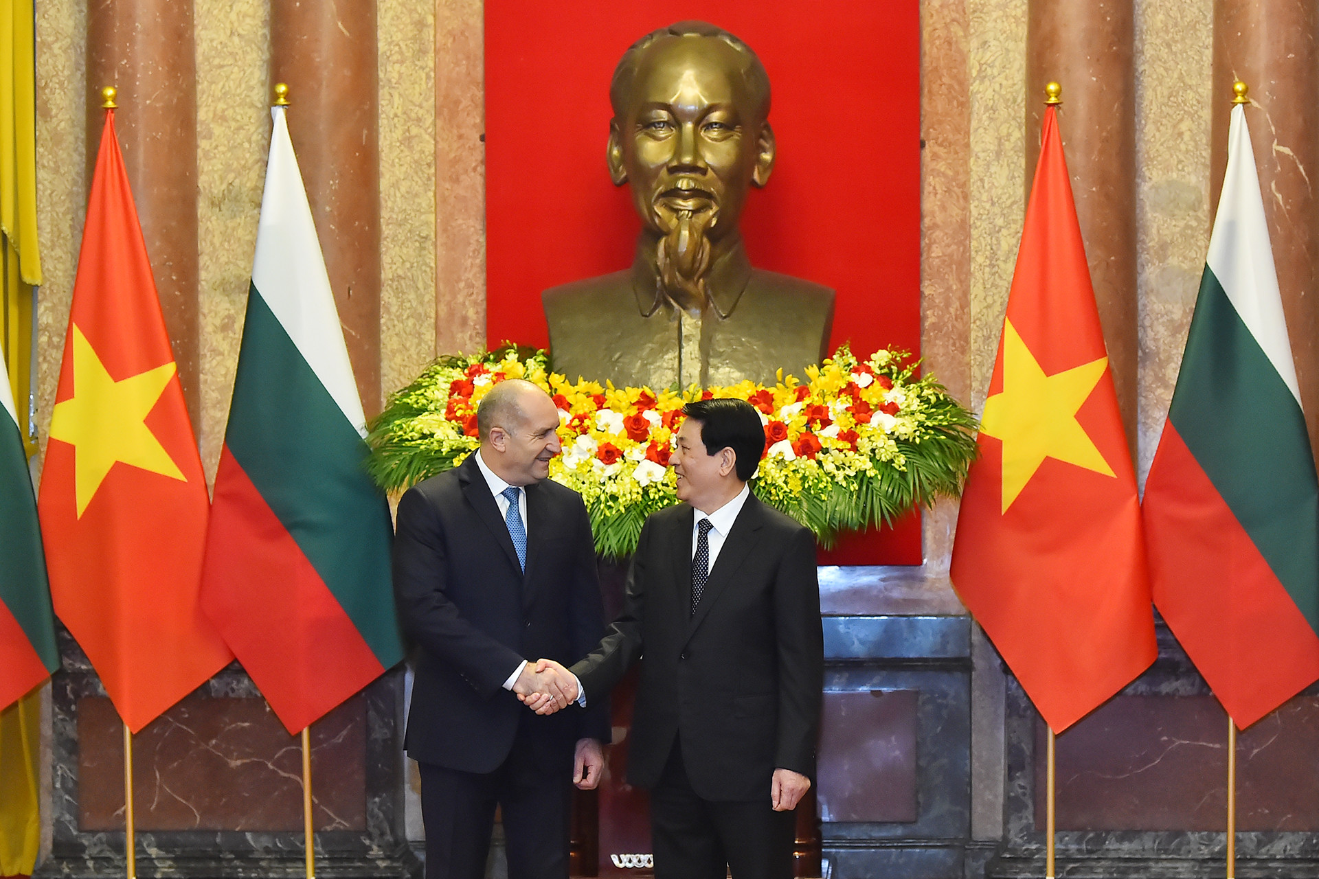 Tổng thống Rumen Radev là Nguyên thủ quốc gia đầu tiên được Chủ tịch nước Lương Cường tiếp đón chính thức tại Việt Nam kể từ khi nhậm chức; qua đó thể hiện sự coi trọng, quý mến và tình cảm tốt đẹp của Nhà nước và nhân dân Việt Nam luôn dành cho Bulgaria với tư cách là một nước bạn bè truyền thống, tin cậy, thủy chung và là một trong những đối tác quan trọng của Việt Nam ở khu vực Balkans. Tổng thống Rumen Radev là Nguyên thủ quốc gia đầu tiên được Chủ tịch nước Lương Cường tiếp đón chính thức tại Việt Nam kể từ khi nhậm chức; qua đó thể hiện sự coi trọng, quý mến và tình cảm tốt đẹp của Nhà nước và nhân dân Việt Nam luôn dành cho Bulgaria với tư cách là một nước bạn bè truyền thống, tin cậy, thủy chung và là một trong những đối tác quan trọng của Việt Nam ở khu vực Balkans.