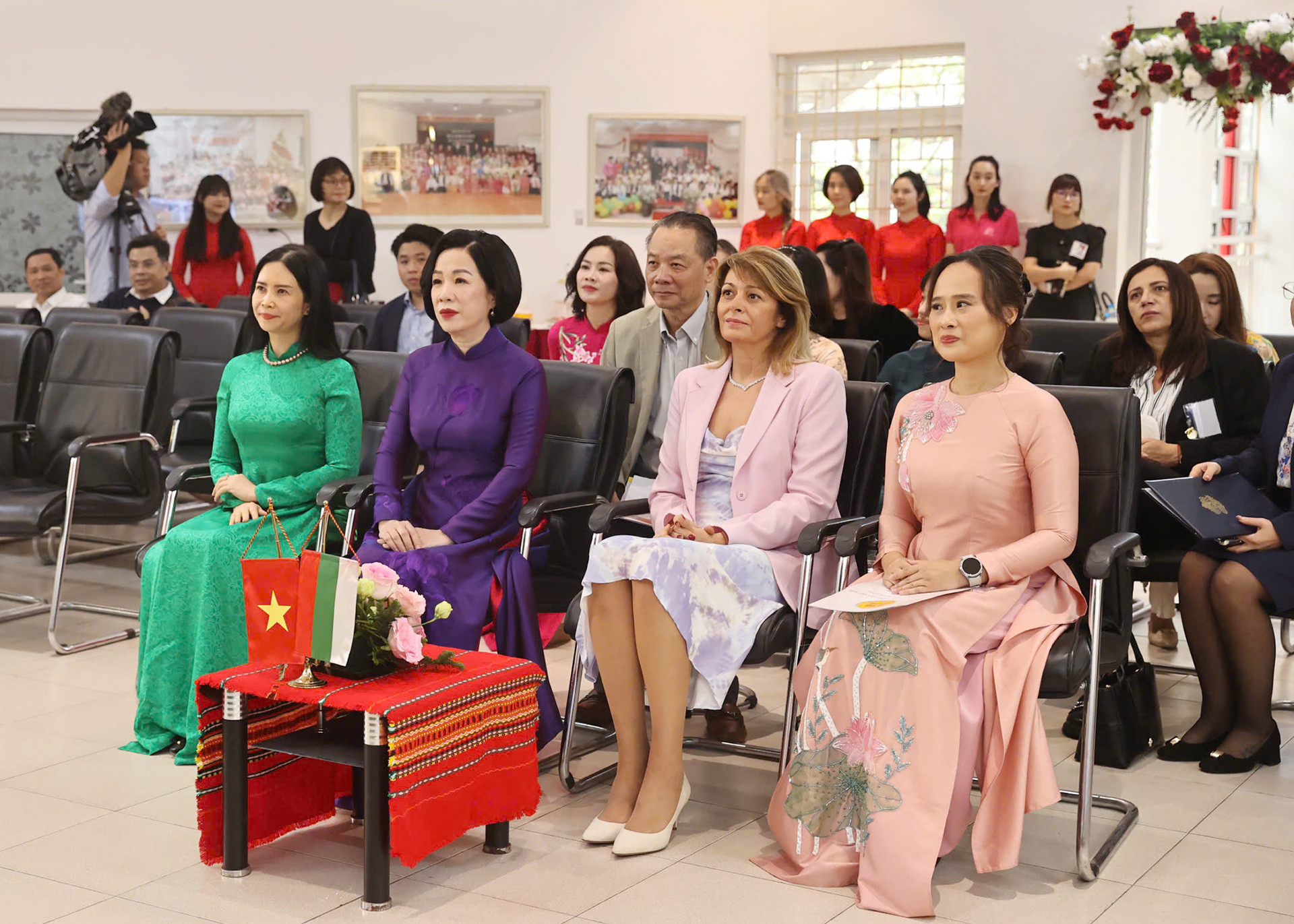 Phu nhân Chủ tịch nước Nguyễn Thị Minh Nguyệt và Phu nhân Tổng thống Bulgaria Desislava Radeva tại chuyến thăm Trường mầm non chất lượng cao Việt-Bun.