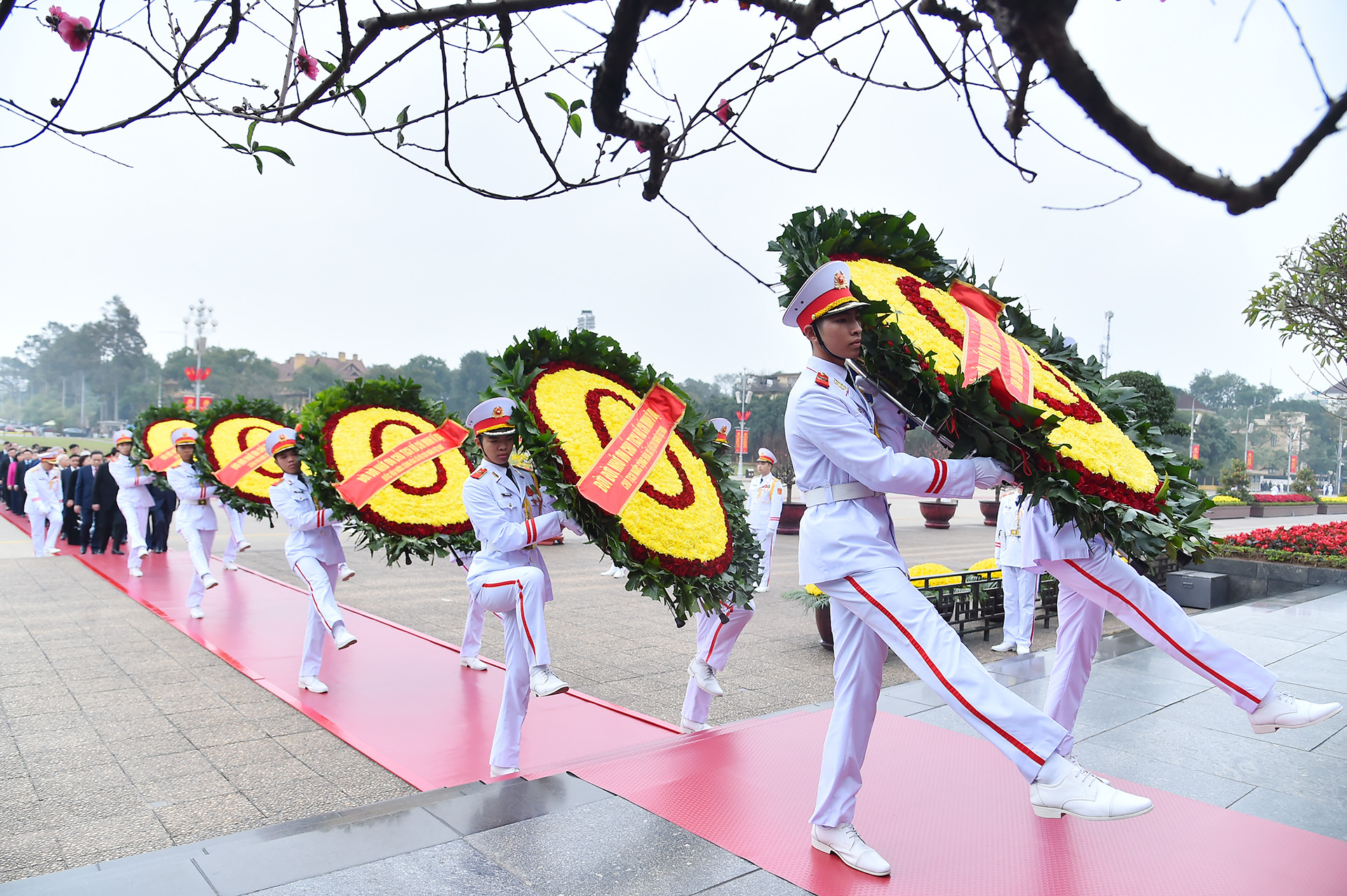 Vòng hoa của Ban Chấp hành Trung ương Đảng Cộng sản Việt Nam mang dòng chữ “Đời đời nhớ ơn Chủ tịch Hồ Chí Minh vĩ đại”.