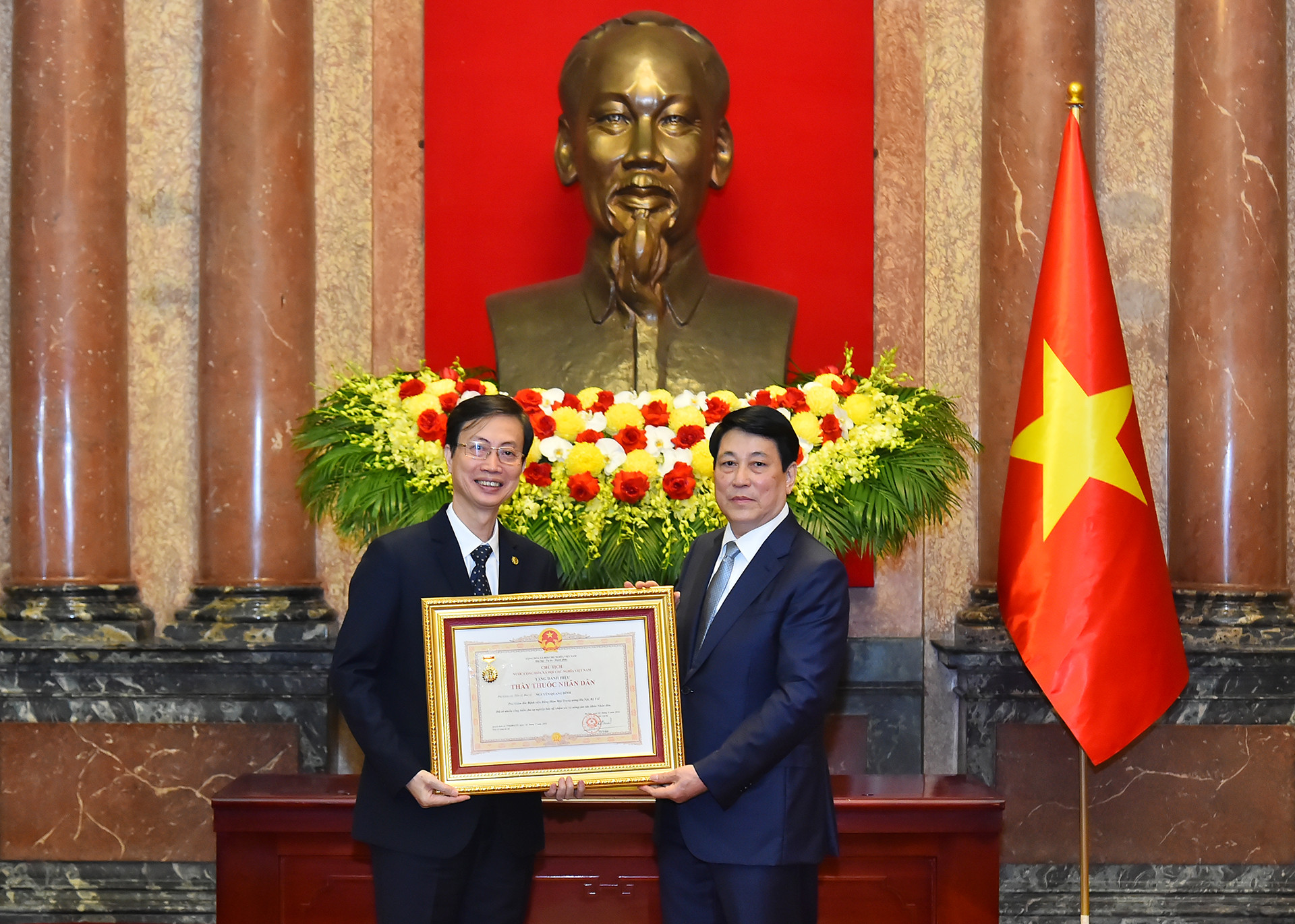 Chủ tịch nước Lương Cường trao Danh hiệu "Thầy thuốc Nhân dân" tặng PGS,TS Nguyễn Quang Bình, Phó Giám đốc Bệnh viện Răng Hàm Mặt Trung ương Hà Nội.