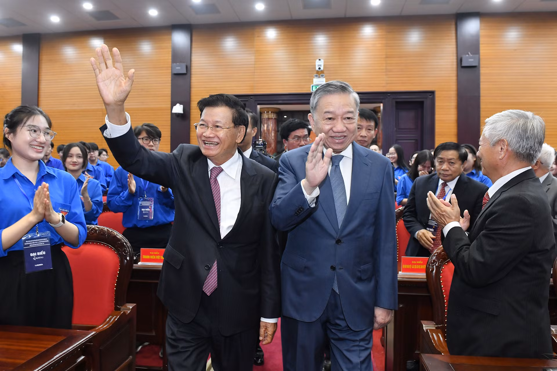 Tổng Bí thư, Chủ tịch nước Tô Lâm và Tổng Bí thư, Chủ tịch nước Lào Thongloun Sisoulith tại buổi gặp mặt.