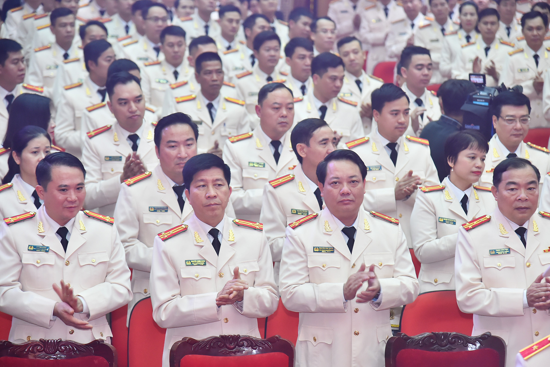 Các đại biểu tham dự buổi lễ.