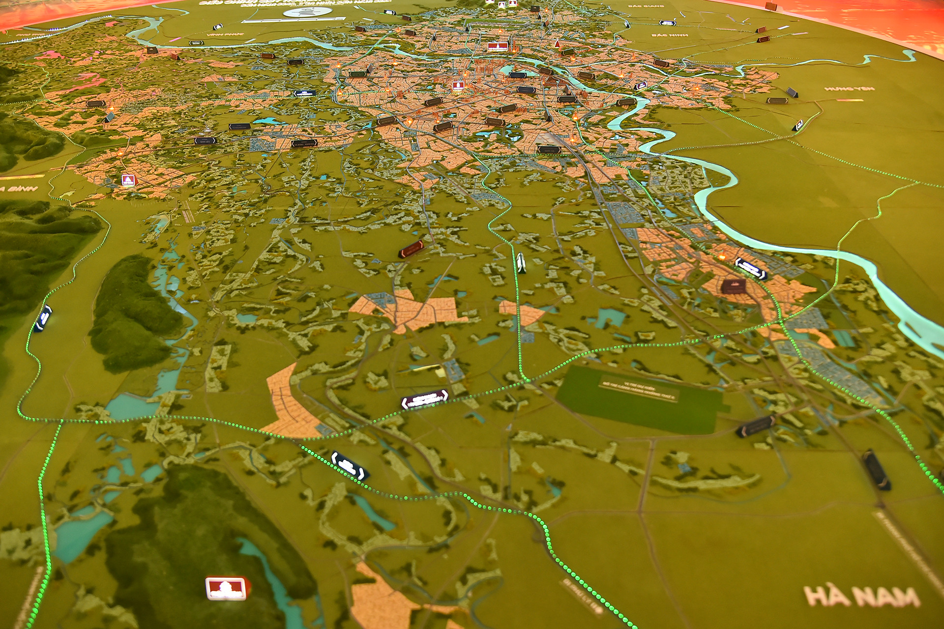 Phối cảnh điều chỉnh quy hoạch chung của Thủ đô Hà Nội đến năm 2045, tầm nhìn đến năm 2065 được trưng bày tại triển lãm. Phối cảnh điều chỉnh quy hoạch chung của Thủ đô Hà Nội đến năm 2045, tầm nhìn đến năm 2065 được trưng bày tại triển lãm.