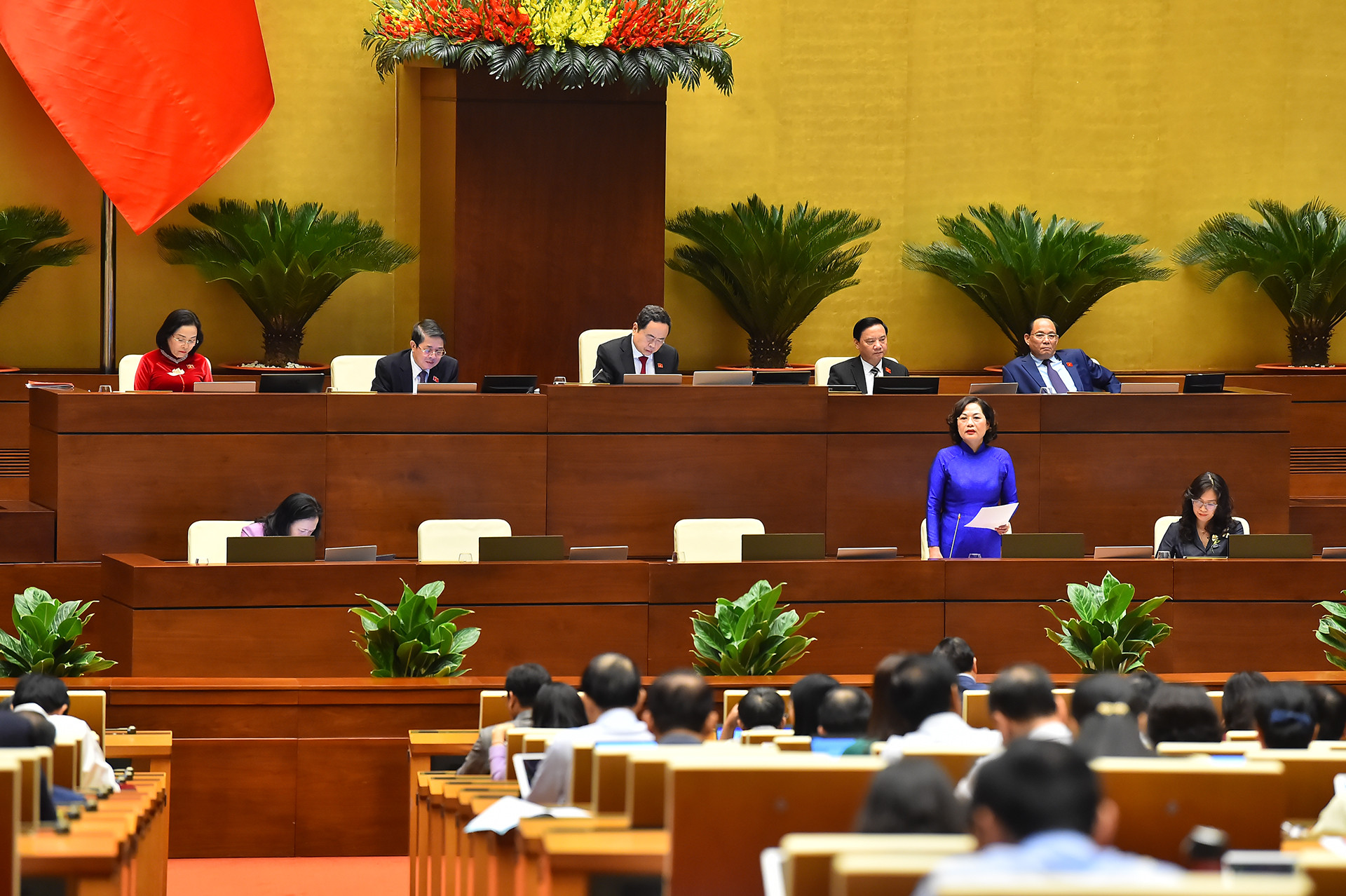 Thống đốc Ngân hàng Nhà nước Việt Nam Nguyễn Thị Hồng trả lời chất vấn các đại biểu Quốc hội.