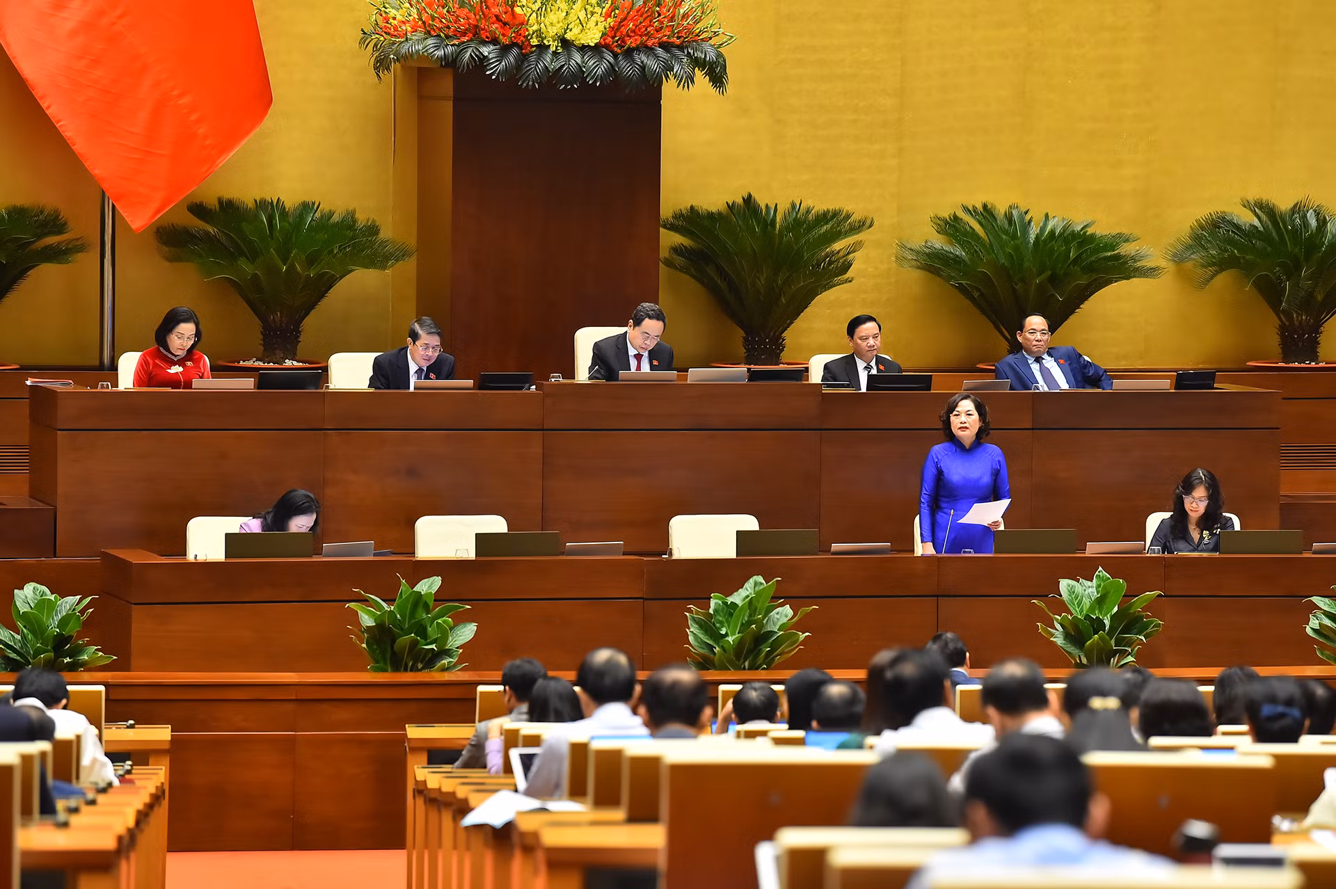 Thống đốc Ngân hàng Nhà nước Việt Nam Nguyễn Thị Hồng trả lời chất vấn các đại biểu Quốc hội. Thống đốc Ngân hàng Nhà nước Việt Nam Nguyễn Thị Hồng trả lời chất vấn các đại biểu Quốc hội.