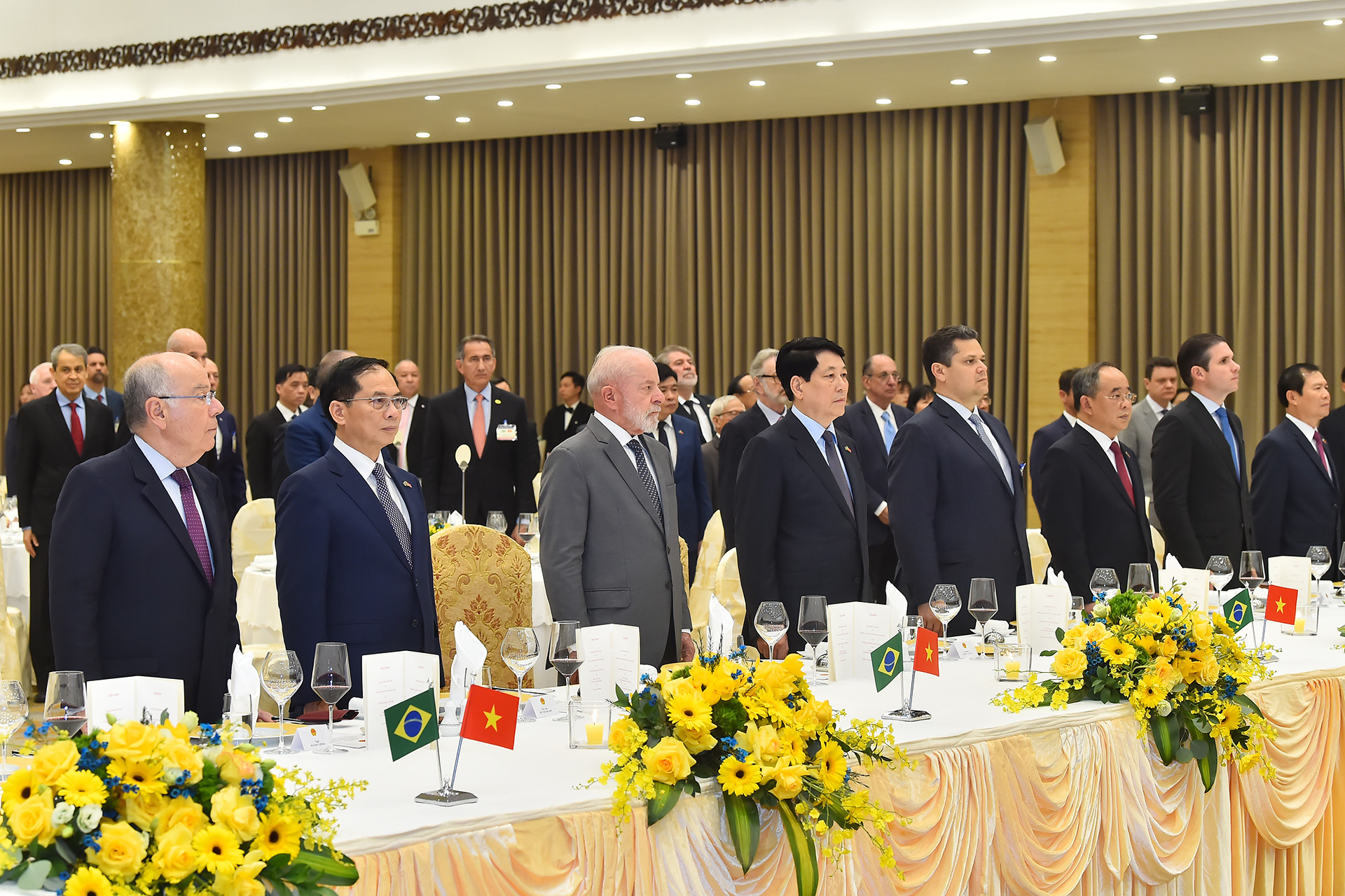 Chủ tịch nước Lương Cường và Tổng thống Brazil Luiz Inacio Lula da Silva cùng các đại biểu nghe Quân nhạc cử Quốc thiều hai nước.