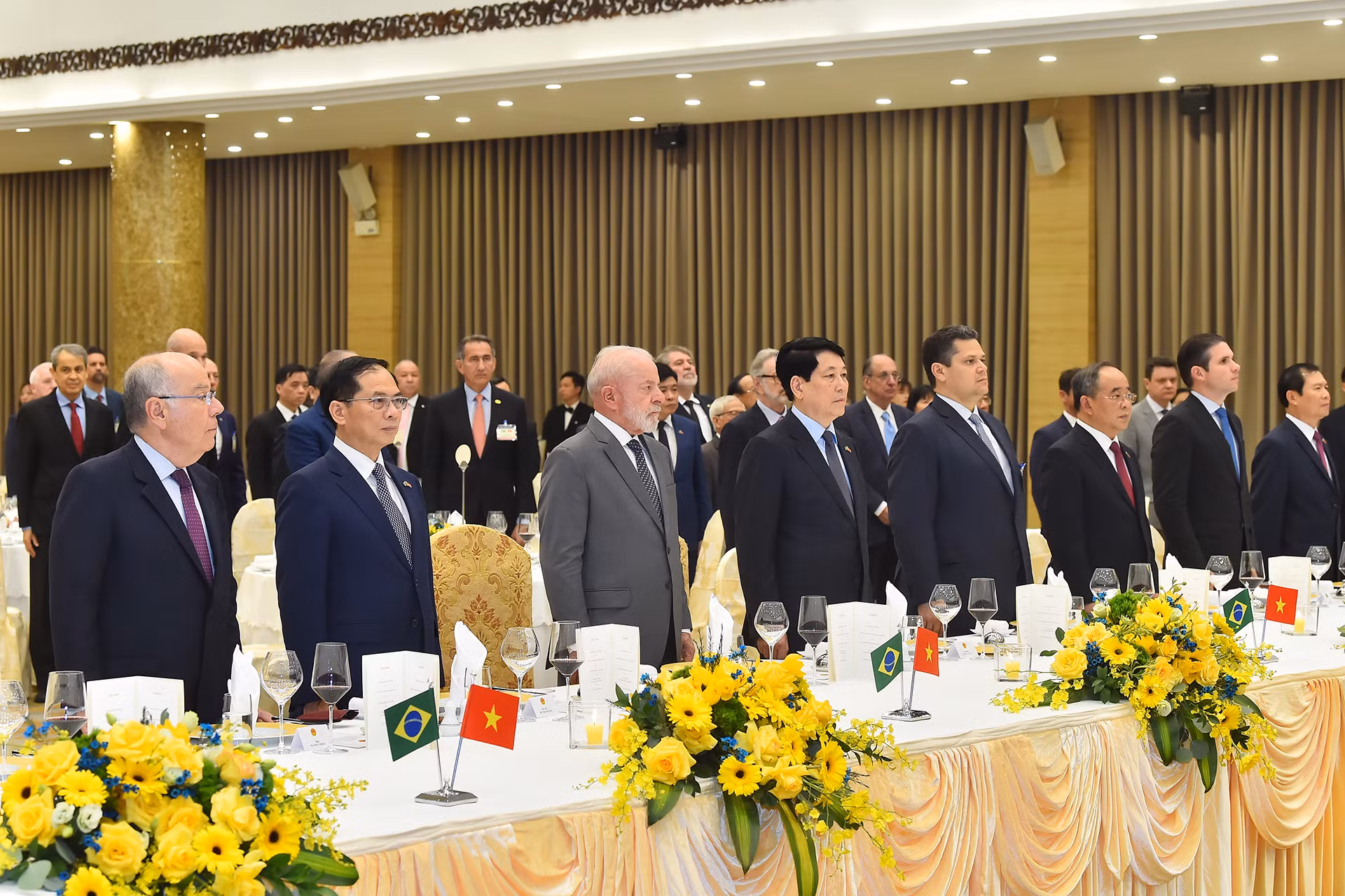 Chủ tịch nước Lương Cường và Tổng thống Brazil Luiz Inacio Lula da Silva cùng các đại biểu nghe Quân nhạc cử Quốc thiều hai nước.