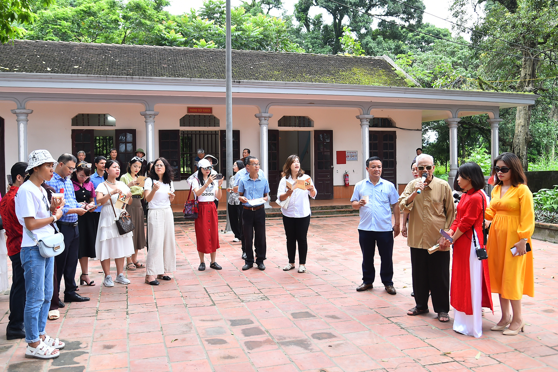 Du khách lắng nghe cụ cao niên trong làng giới thiệu về lịch sử Di tích lịch sử - văn hóa cấp quốc gia Đền Đức Thánh Cả. Du khách lắng nghe cụ cao niên trong làng giới thiệu về lịch sử Di tích lịch sử - văn hóa cấp quốc gia Đền Đức Thánh Cả.