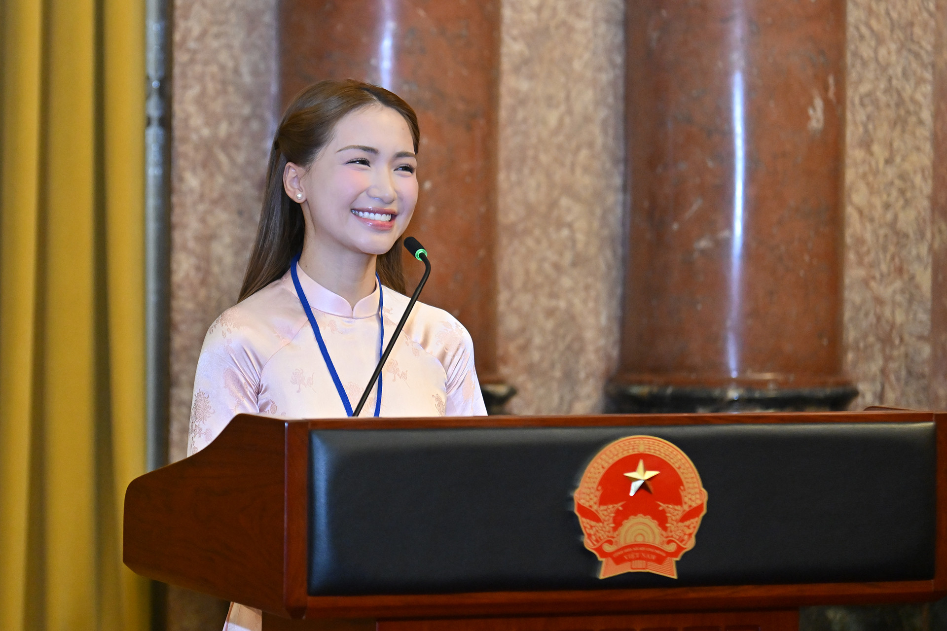 Ca sĩ Nguyễn Thị Hòa (Hòa Minzy) phát biểu tại buổi gặp mặt.