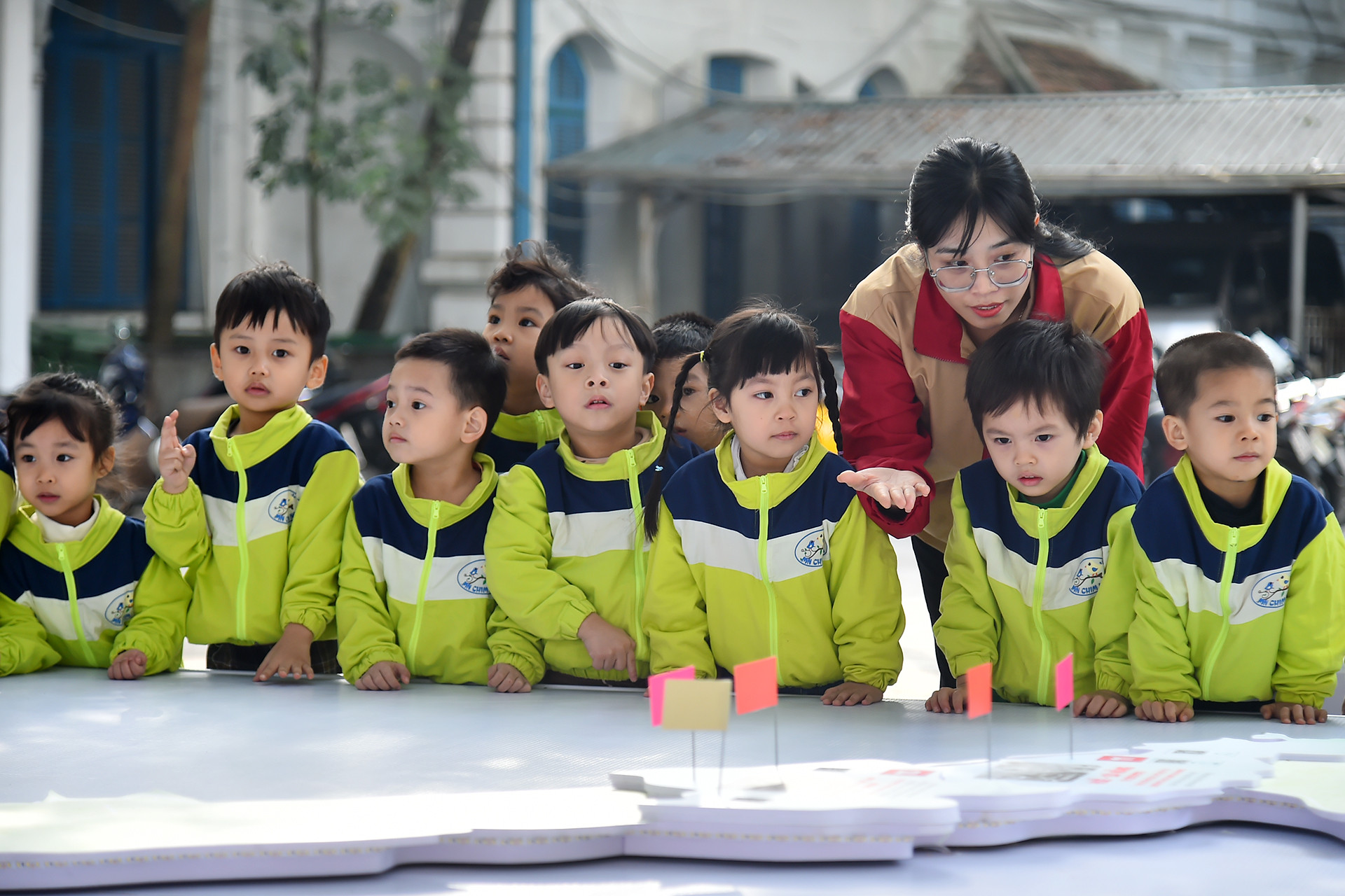 Cô và trò Trường mầm non Chim non (quận Hoàn Kiếm, Hà Nội) tham quan Triển lãm tương tác “Những trận đánh nổi tiếng, những vị tướng tài danh”.