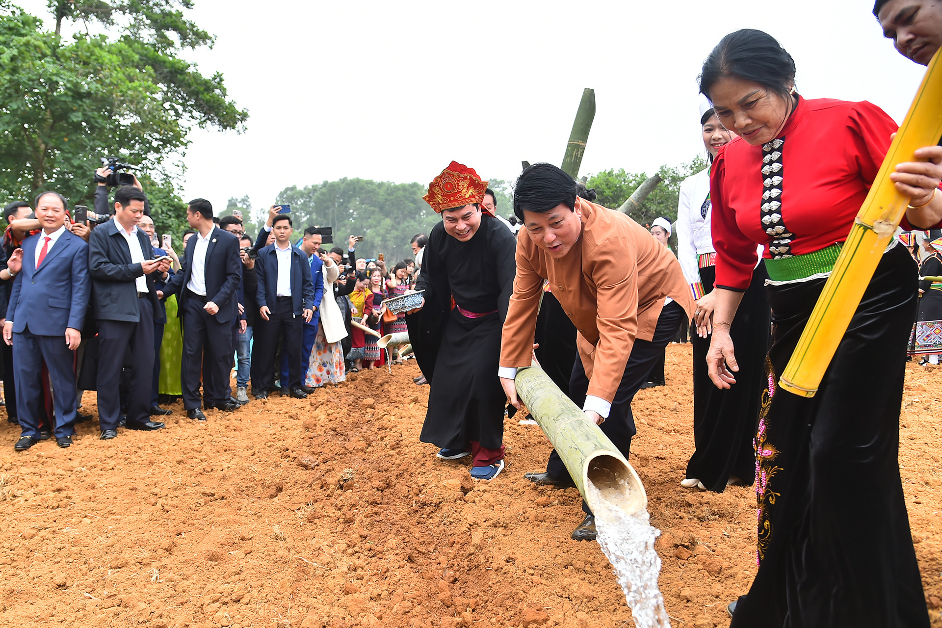 Chủ tịch nước Lương Cường thực hiện nghi thức tưới giọt nước đầu tiên xuống đường cày để cầu mùa màng tươi tốt, người dân mạnh khỏe, quốc thái dân an.