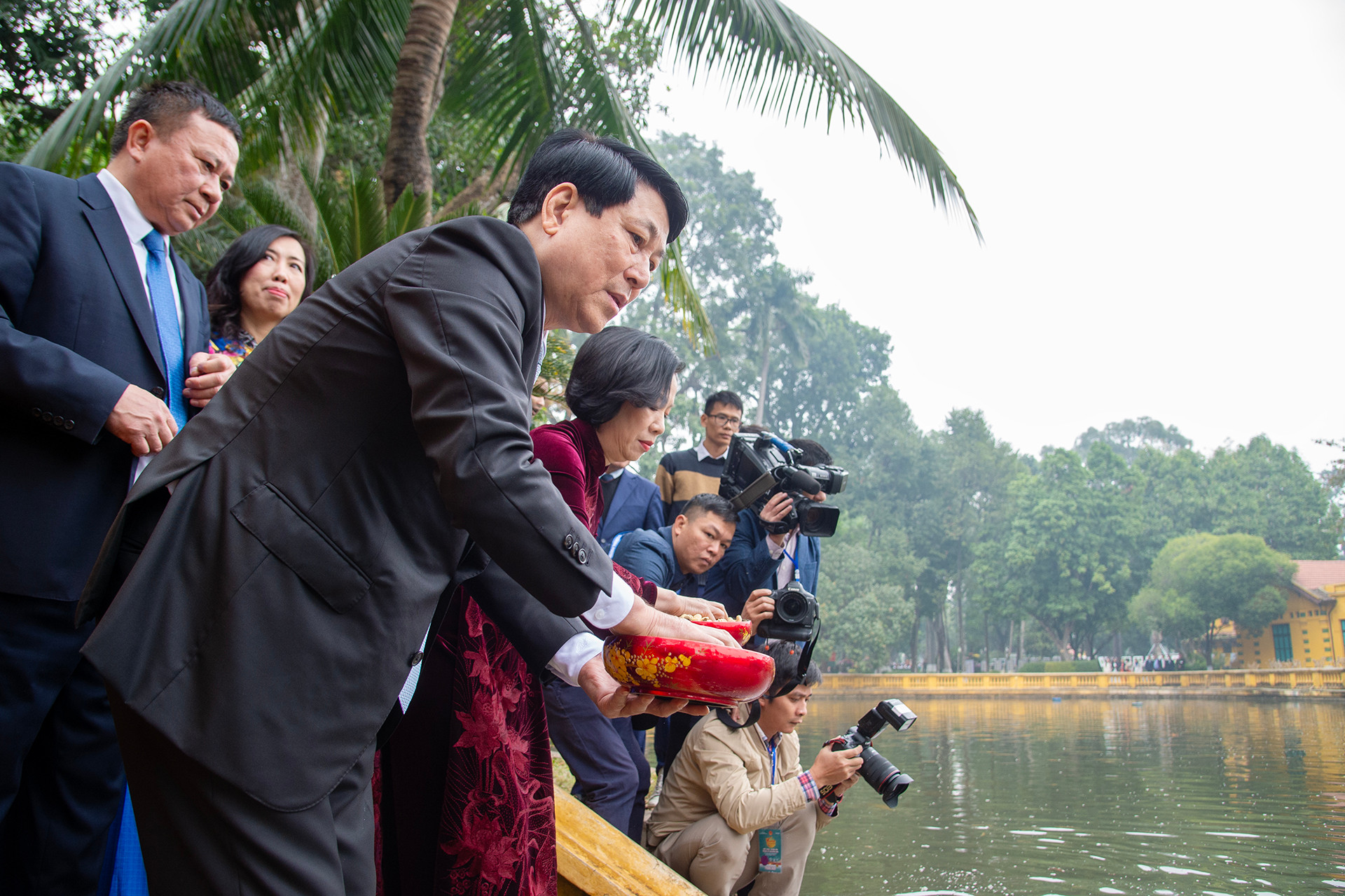 Chủ tịch nước Lương Cường và Phu nhân cho cá ăn tại Ao cá Bác Hồ trong Khu di tích Phủ Chủ tịch.