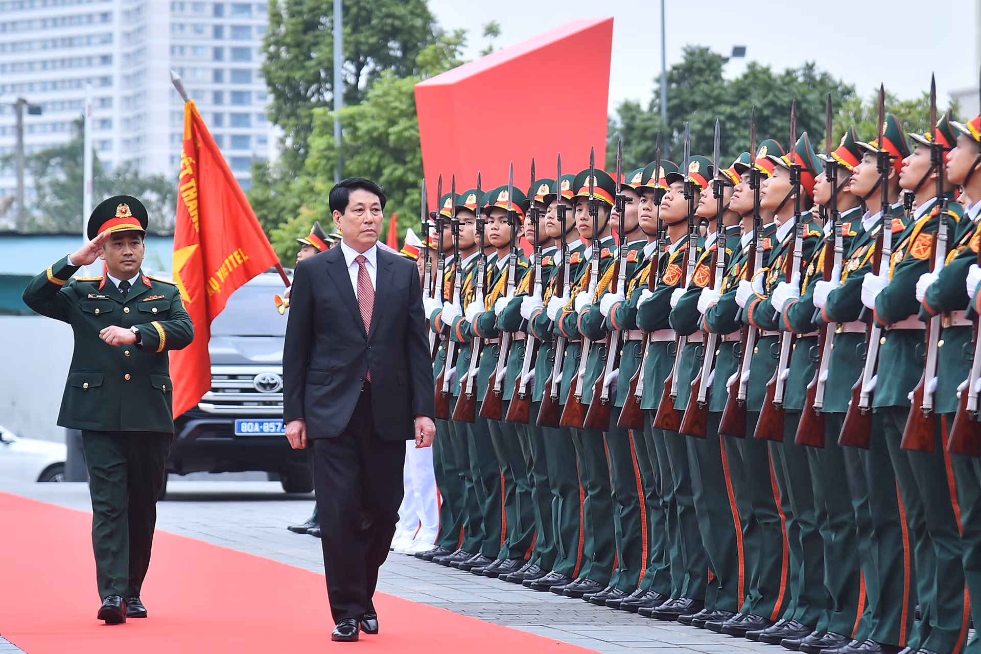 Chủ tịch nước Lương Cường duyệt đội danh dự tại buổi lễ.