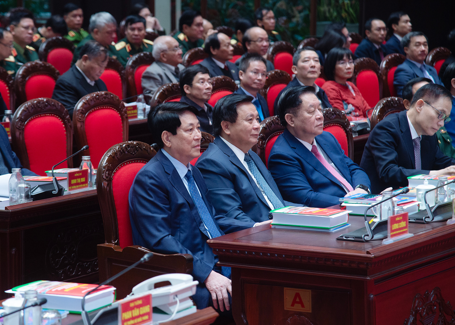 Chủ tịch nước Lương Cường và các đại biểu tham dự hội thảo.