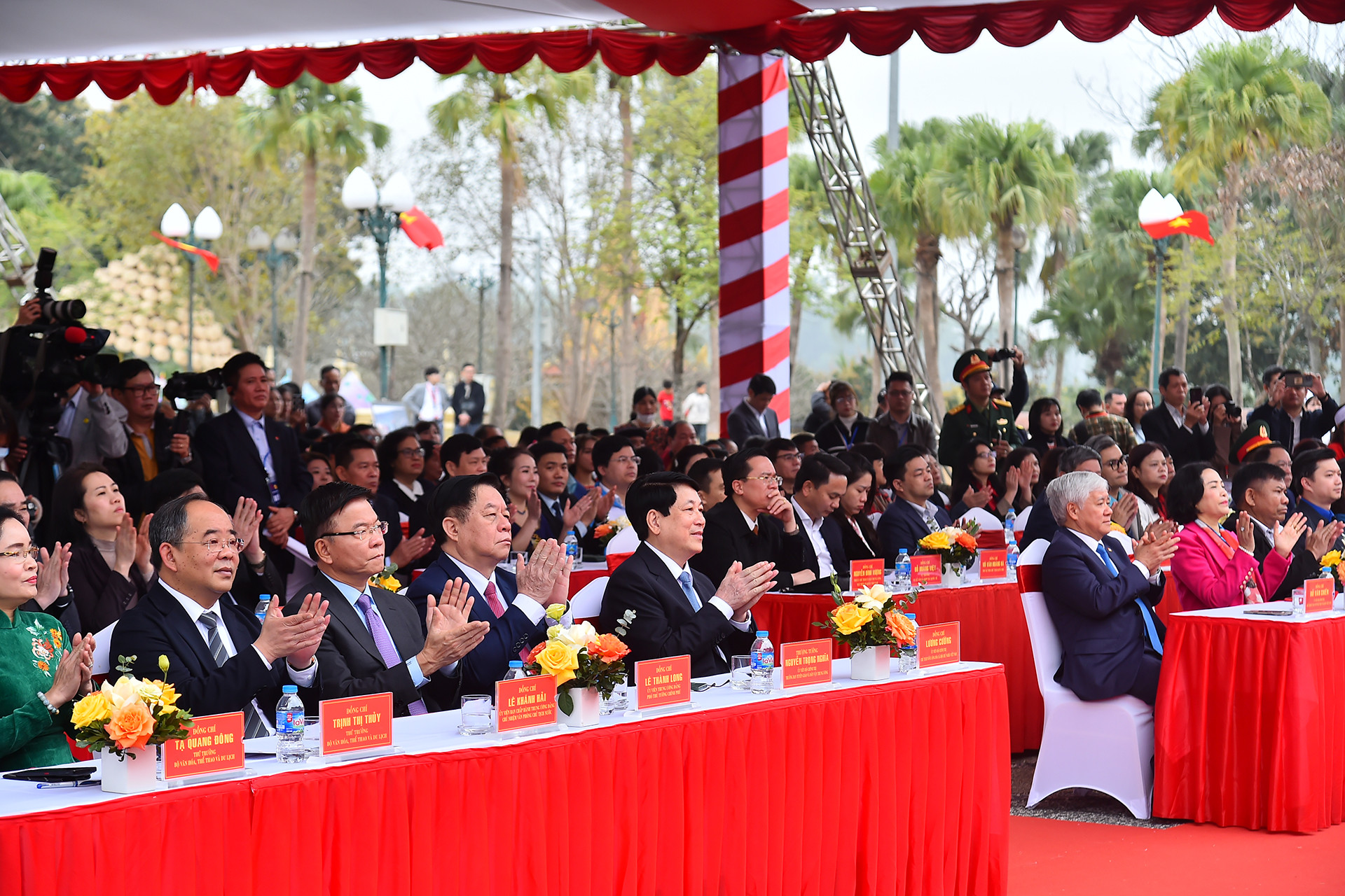 Chủ tịch nước Lương Cường cùng các đồng chí lãnh đạo Đảng, Nhà nước, đại biểu và đồng bào các dân tộc anh em tại Ngày hội "Sắc xuân trên mọi miền Tổ quốc".