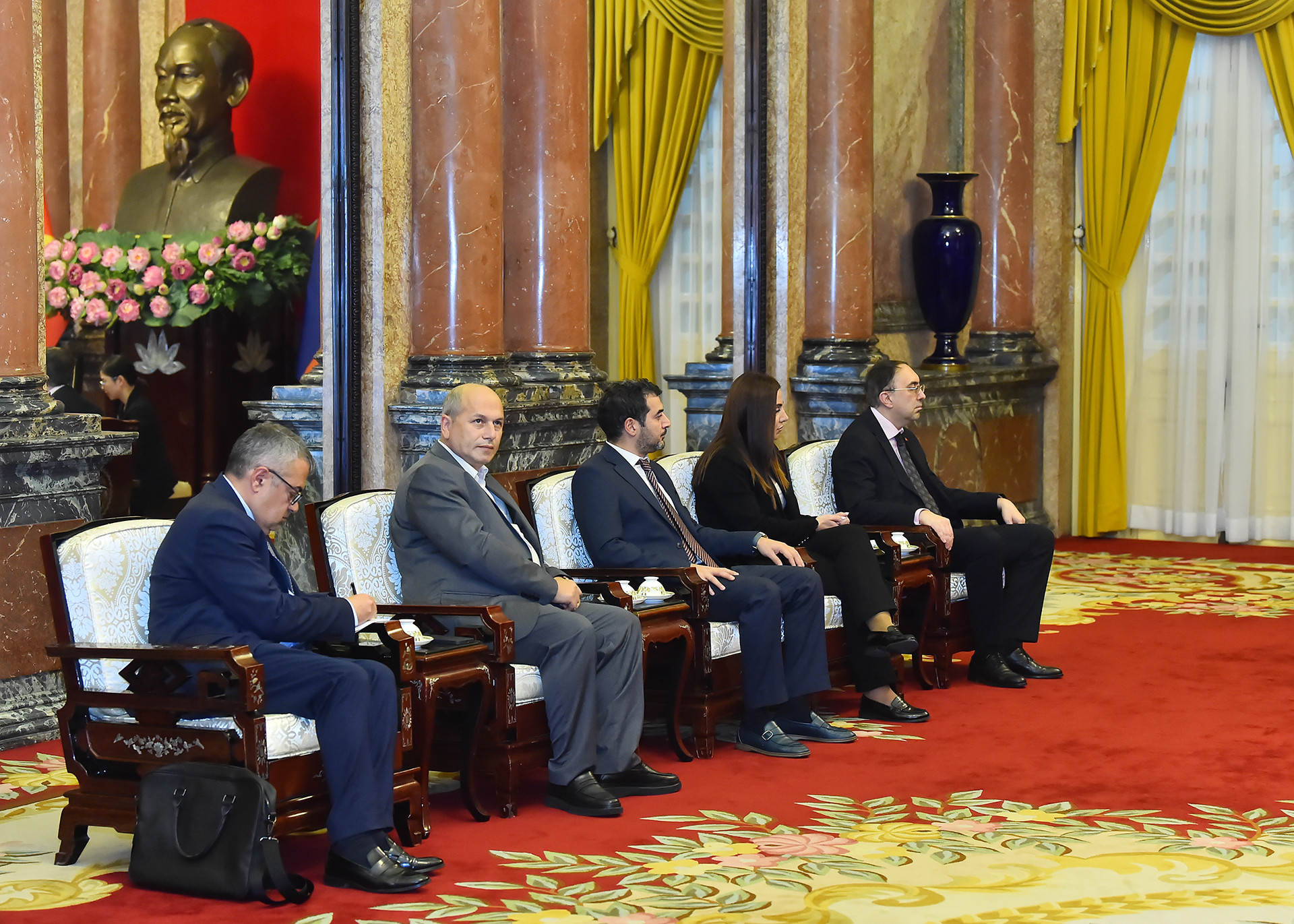 Các thành viên tháp tùng Chủ tịch Quốc hội Cộng hòa Armenia Alen Simonyan tham dự buổi tiếp.