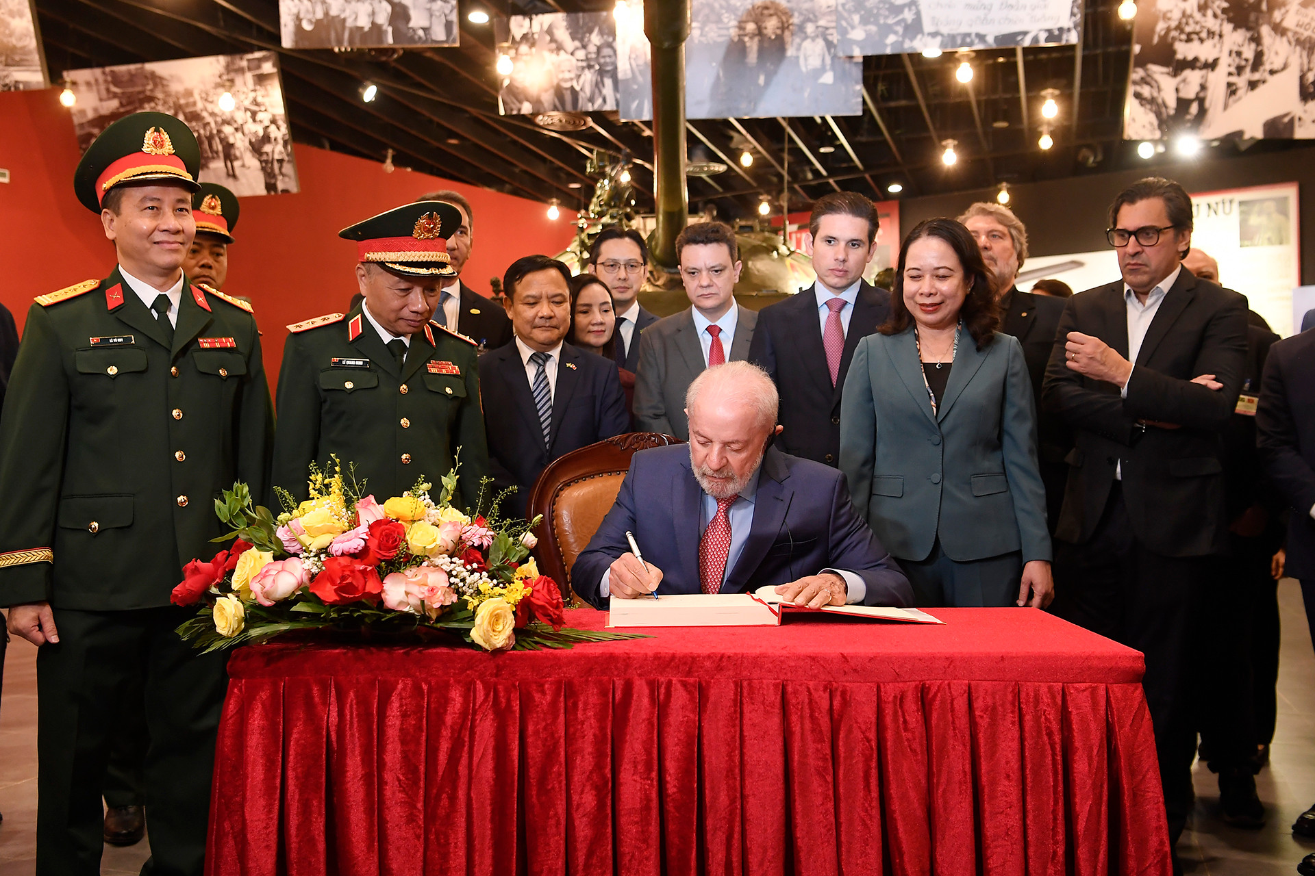 Tổng thống Brazil Luiz Inacio Lula da Silva viết lưu bút tại Bảo tàng Lịch sử Quân sự Việt Nam. Tổng thống Brazil Luiz Inacio Lula da Silva viết lưu bút tại Bảo tàng Lịch sử Quân sự Việt Nam.