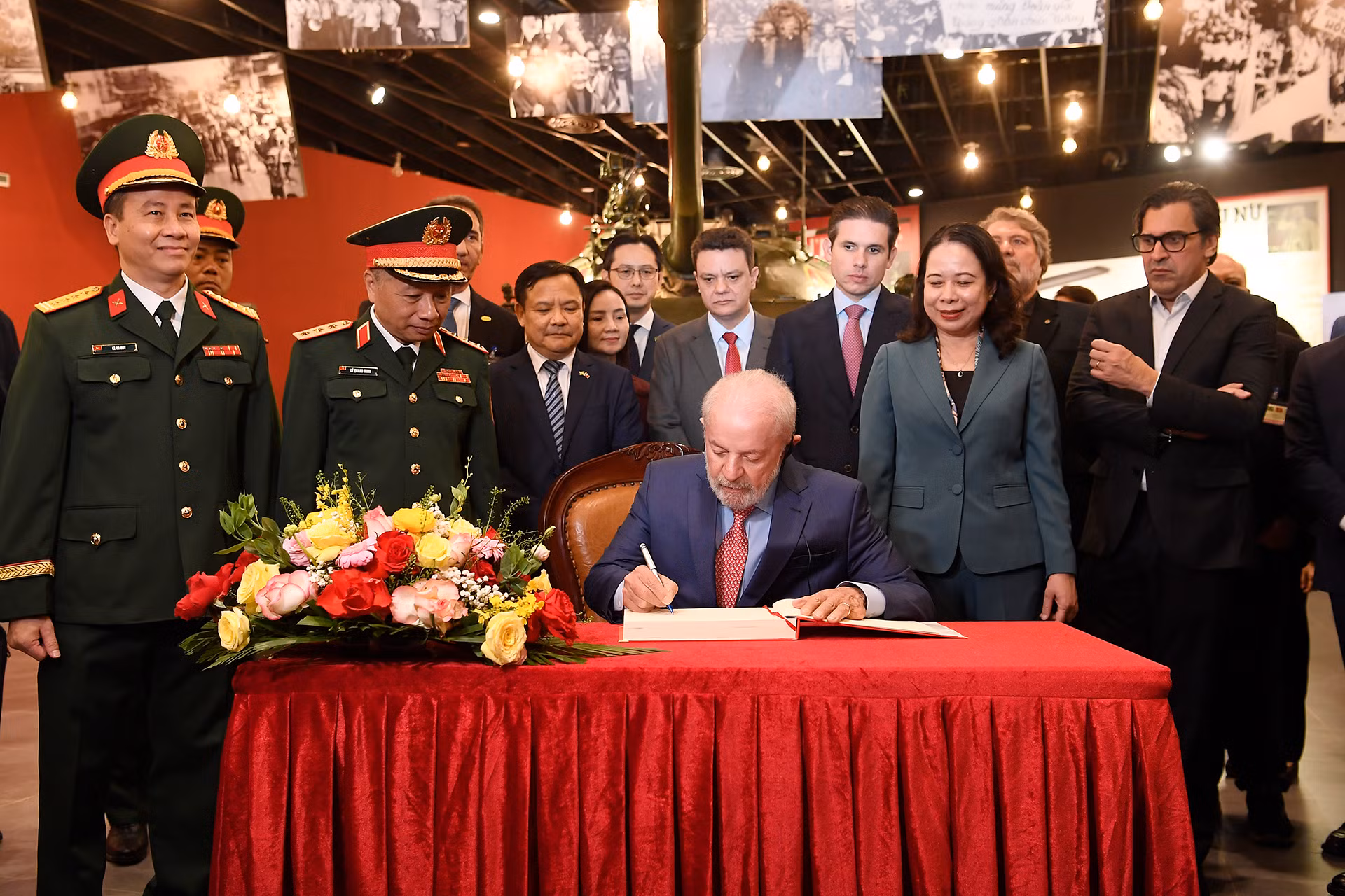 Tổng thống Brazil Luiz Inacio Lula da Silva viết lưu bút tại Bảo tàng Lịch sử Quân sự Việt Nam.