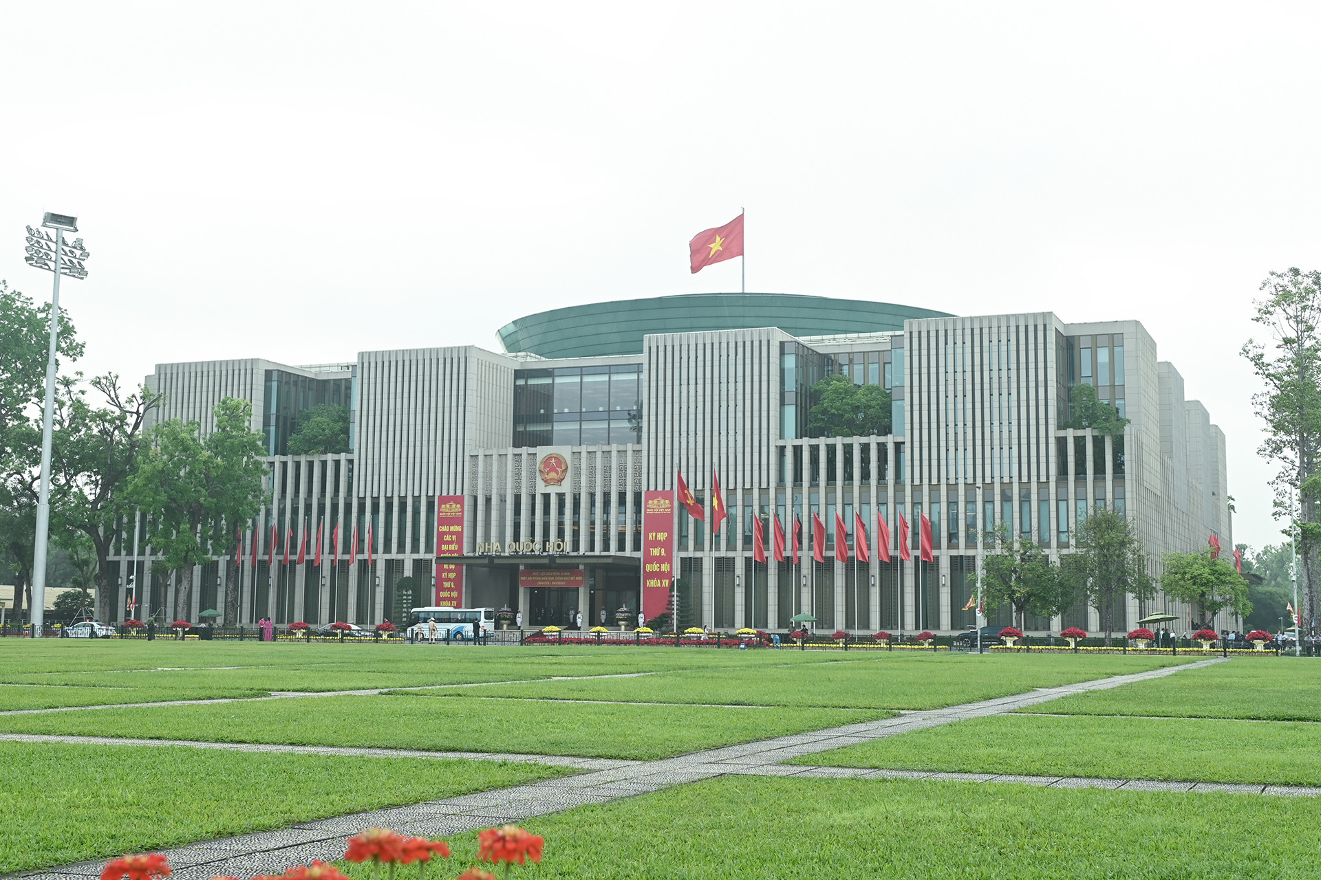 [Ảnh] Các đại biểu Quốc hội vào Lăng viếng Chủ tịch Hồ Chí Minh ảnh 11