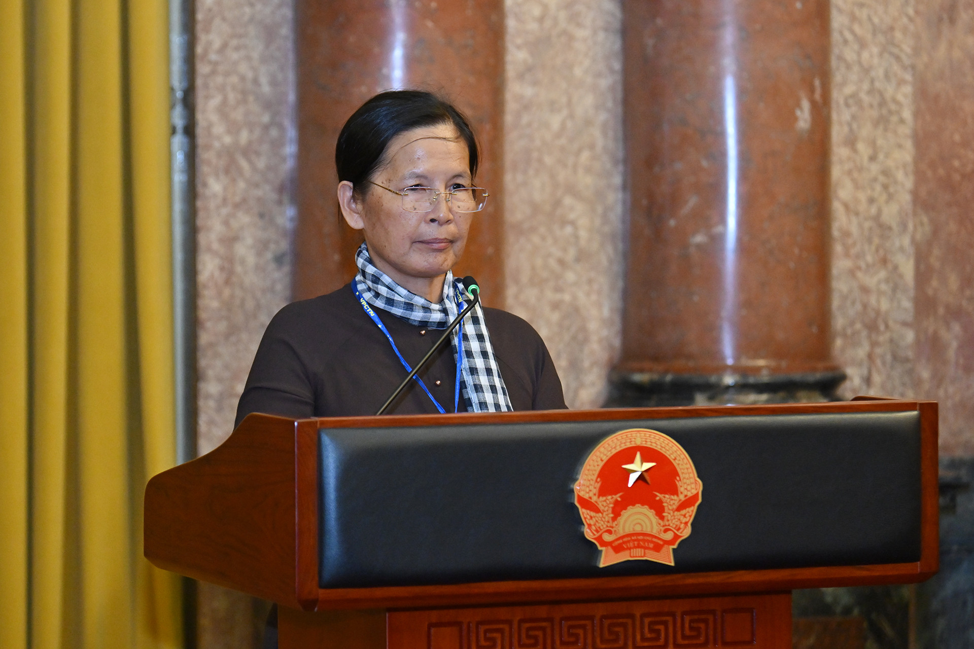 Bà Nguyễn Thị Hồng và chồng mở mái ấm cưu mang 102 cụ già neo đơn, bệnh tật, không nơi nương tựa phát biểu tại buổi gặp mặt.