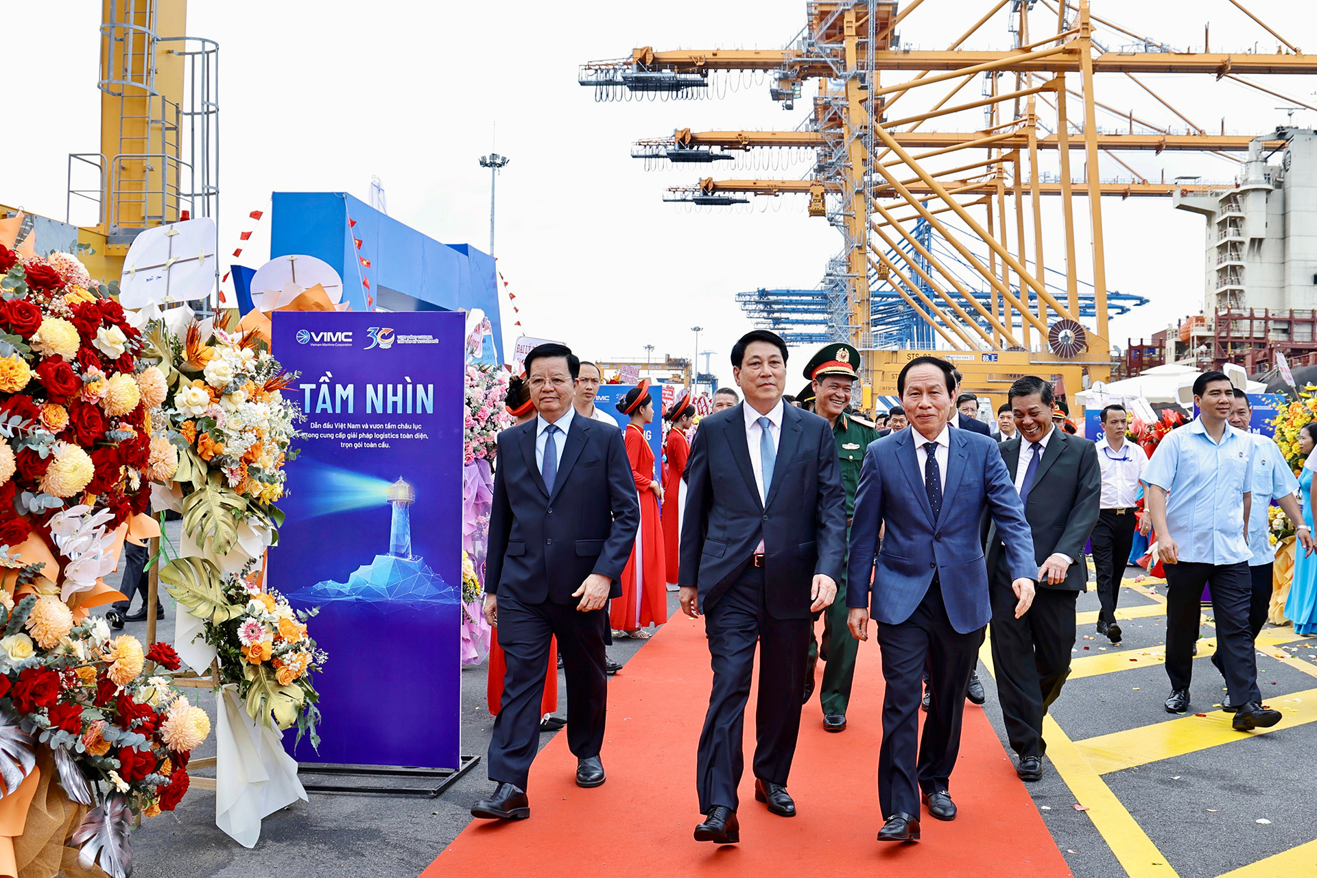 Chủ tịch nước Lương Cường cùng các đại biểu tới dự Lễ khánh thành bến cảng container quốc tế số 3 và 4 Lạch Huyện, Cảng Hải Phòng. Chủ tịch nước Lương Cường cùng các đại biểu tới dự Lễ khánh thành bến cảng container quốc tế số 3 và 4 Lạch Huyện, Cảng Hải Phòng.