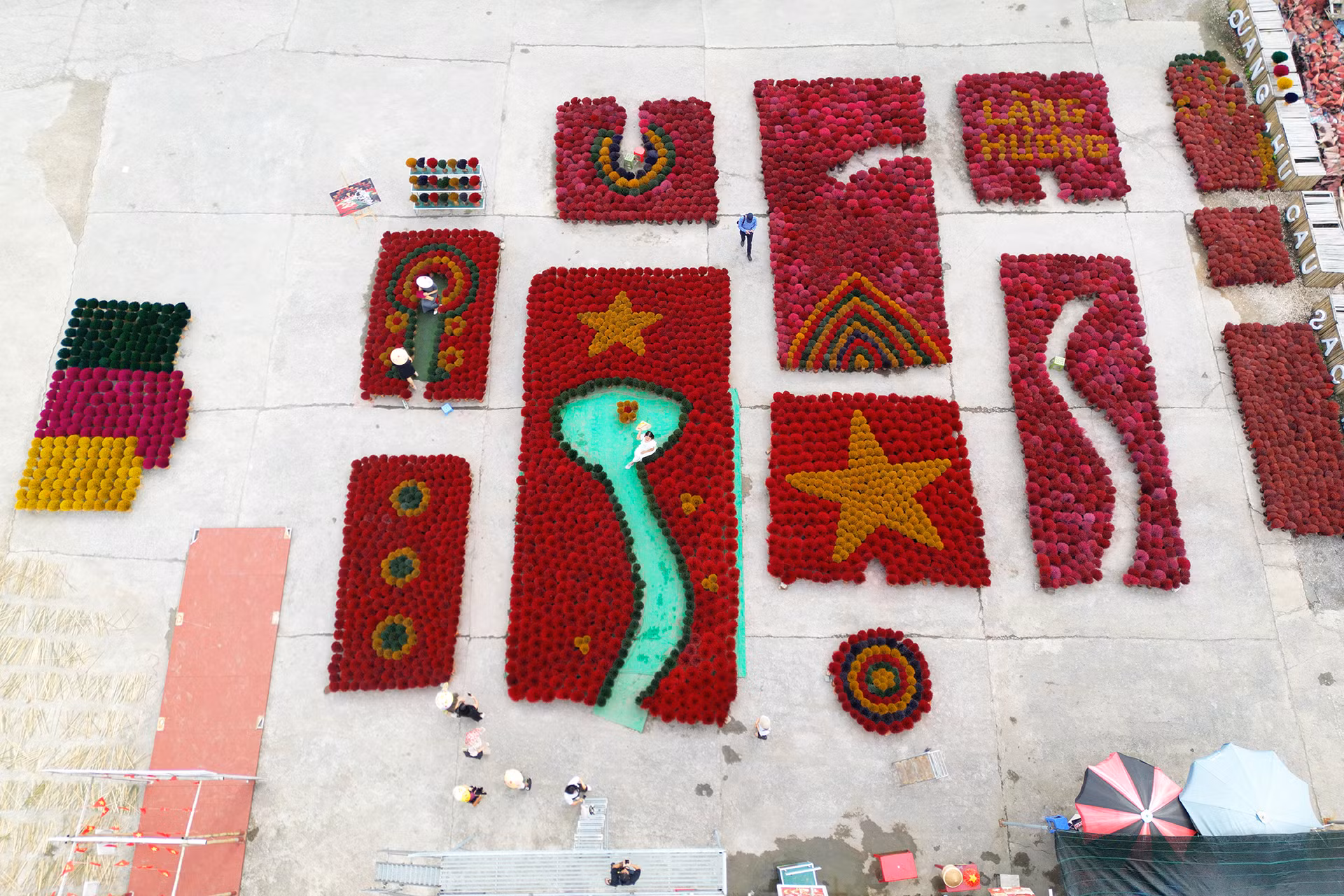 Hình ảnh lá cờ Tổ quốc, bản đồ Việt Nam rực rỡ tại điểm check-in làng hương Quảng Phú Cầu (huyện Ứng Hòa).