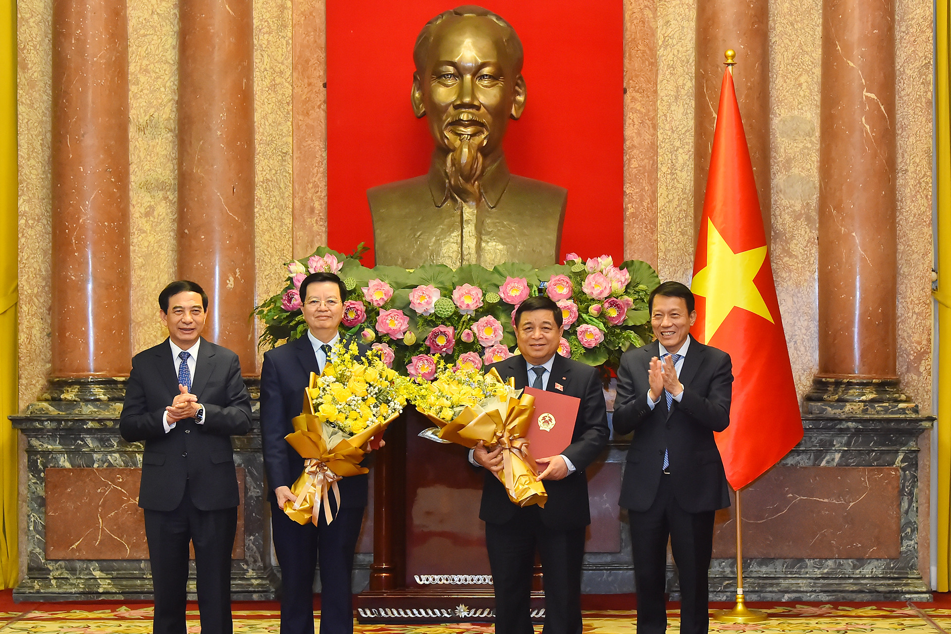 Bộ trưởng Quốc phòng Phan Văn Giang và Bộ trưởng Công an Lương Tam Quang chúc mừng các Phó Thủ tướng: Nguyễn Chí Dũng và Mai Văn Chính.