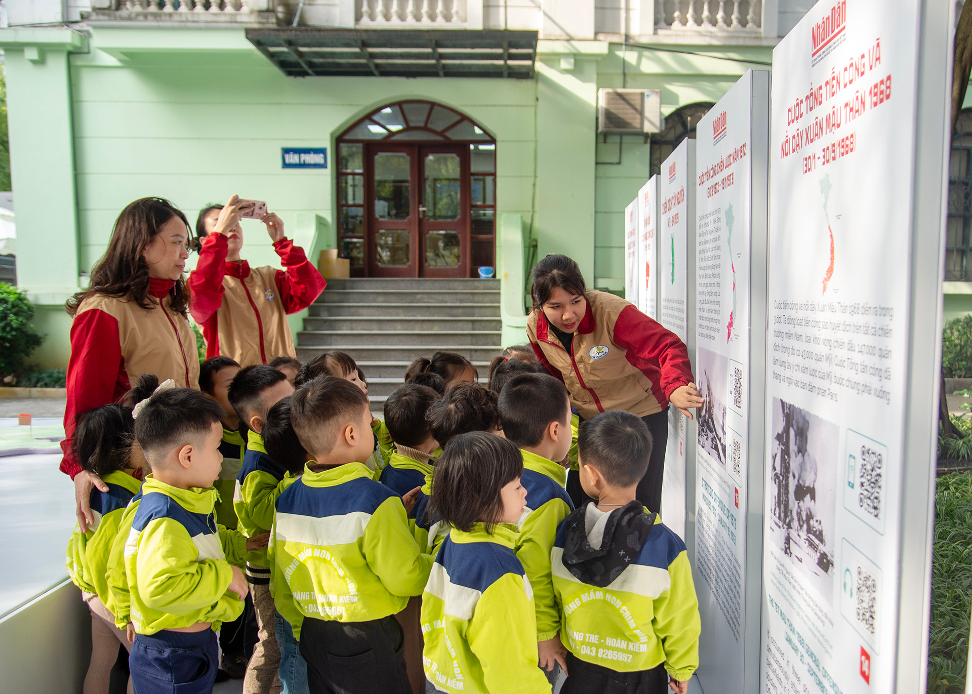 Cô và trò Trường Mầm non Chim non tìm hiểu về các chiến dịch, các cuộc tiến công trong lịch sử của Quân đội nhân dân Việt Nam.