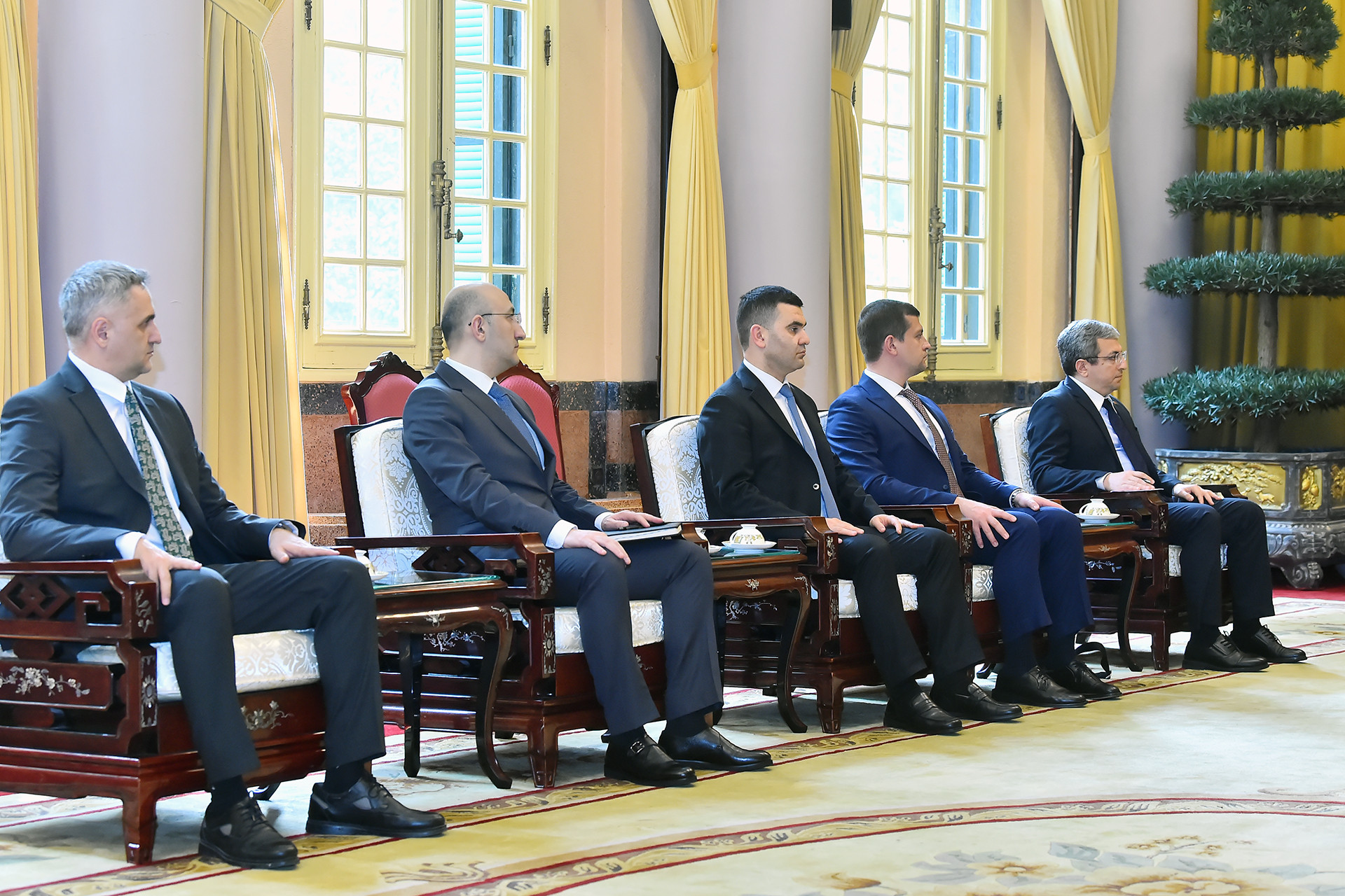 Các đại biểu tháp tùng Viện trưởng Viện Kiểm sát Tối cao Azerbaijan Kamran Bayram Aliyev tại buổi tiếp.