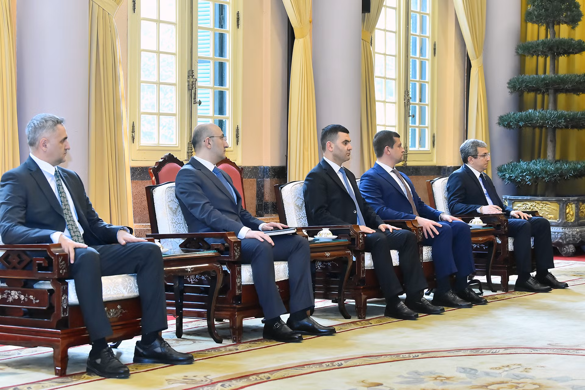 Các đại biểu tháp tùng Viện trưởng Viện Kiểm sát Tối cao Azerbaijan Kamran Bayram Aliyev tại buổi tiếp.