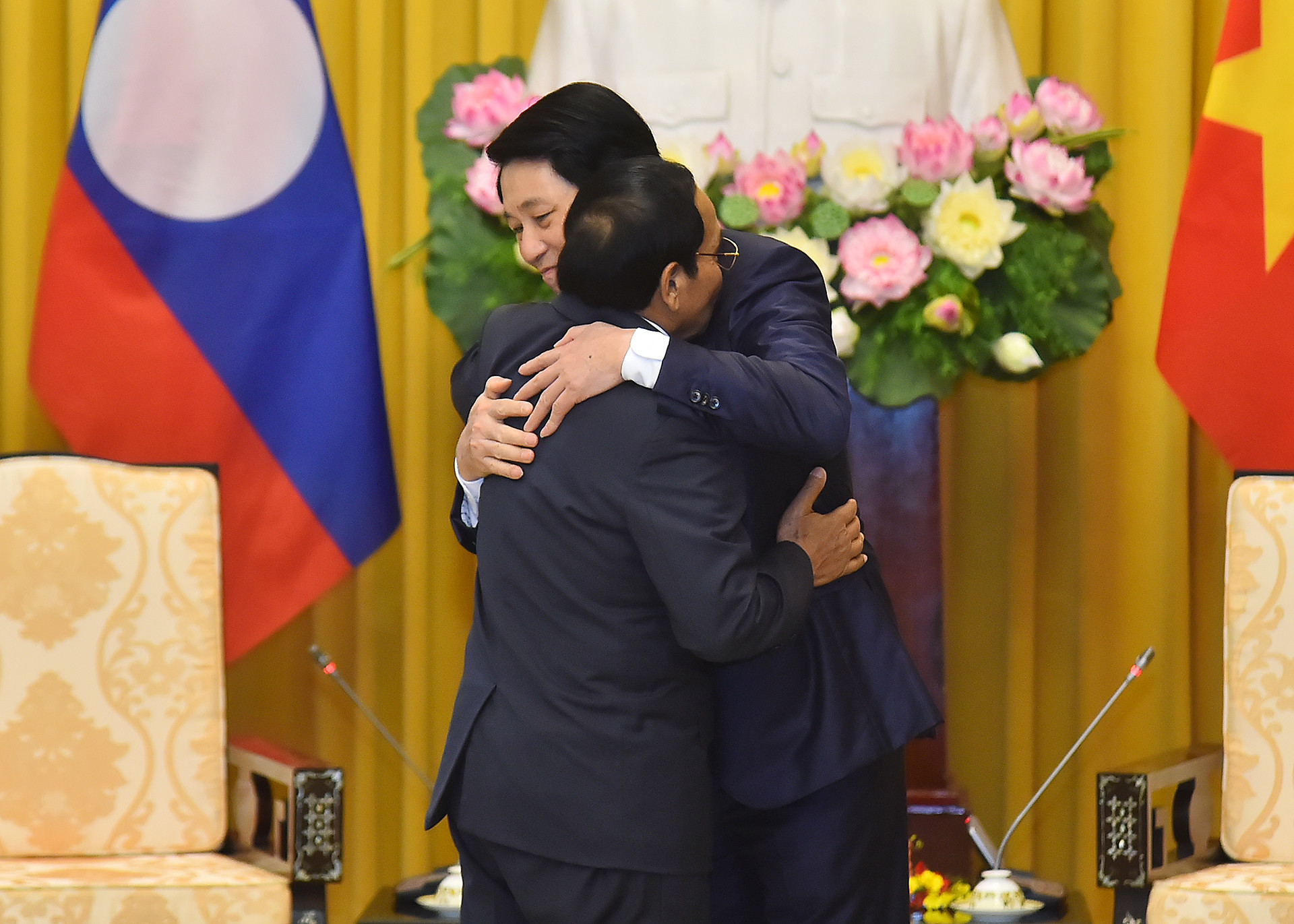 Chủ tịch nước Lương Cường đón chào Thường trực Ban Bí thư, Phó Chủ tịch nước Lào Bounthong Chitmany.