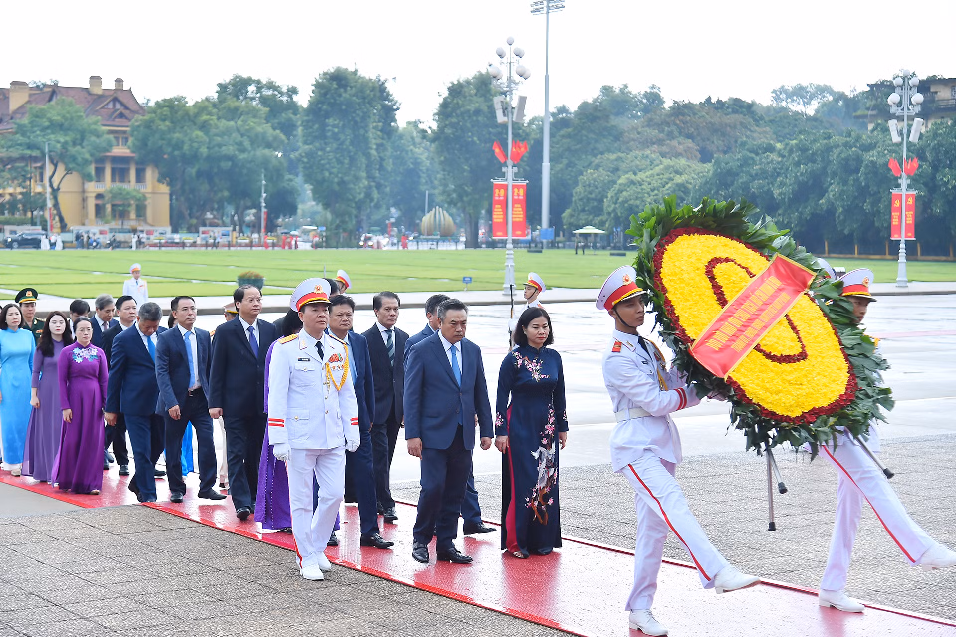 Đoàn đại biểu Thành ủy, Hội đồng nhân dân, Ủy ban nhân dân, Ủy ban Mặt trận Tổ quốc thành phố Hà Nội vào Lăng viếng Chủ tịch Hồ Chí Minh.