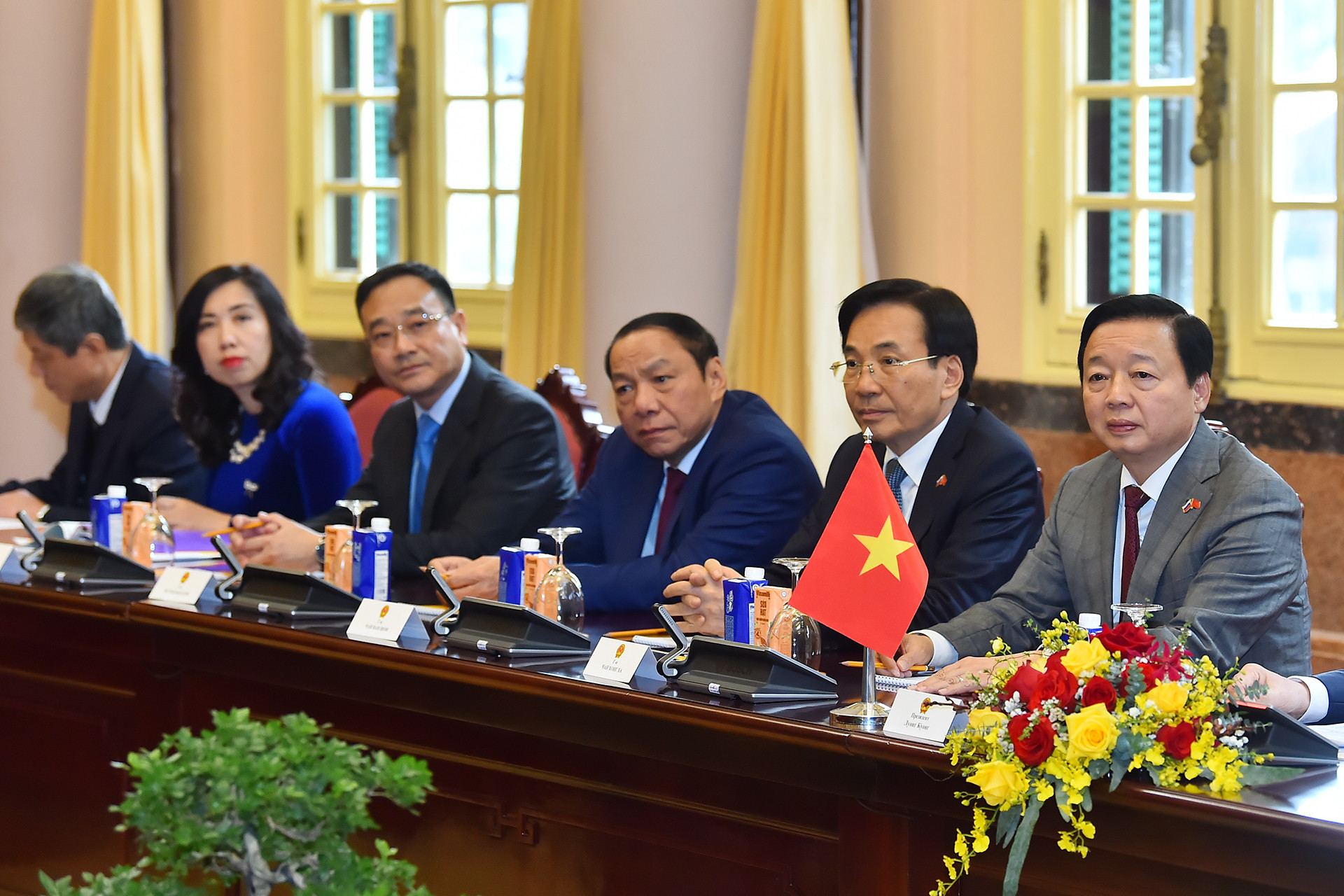 Phó Thủ tướng Trần Hồng Hà cùng các đại biểu tại buổi tiếp.