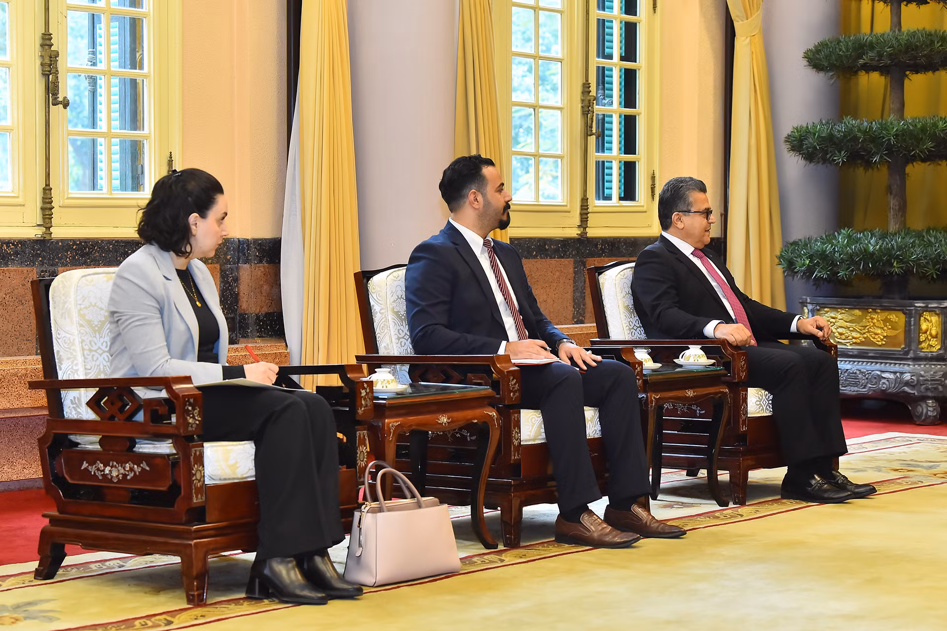 Các đại biểu tháp tùng ông Riad Malki, Đặc phái viên của Tổng thống Palestine tham dự buổi tiếp. Các đại biểu tháp tùng ông Riad Malki, Đặc phái viên của Tổng thống Palestine tham dự buổi tiếp.