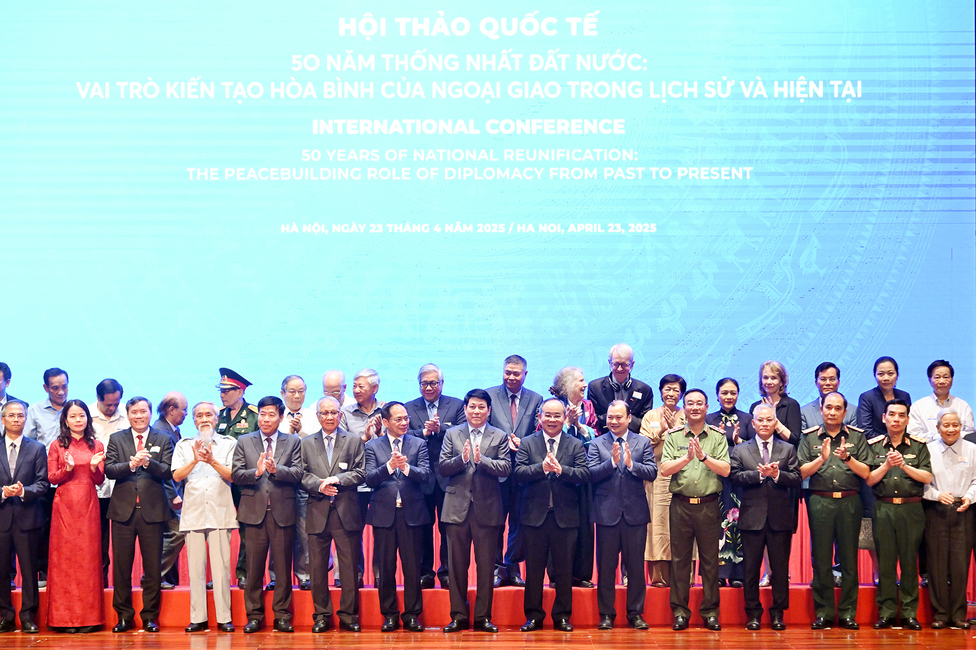 Chủ tịch nước Lương Cường với các đại biểu tại Hội thảo.