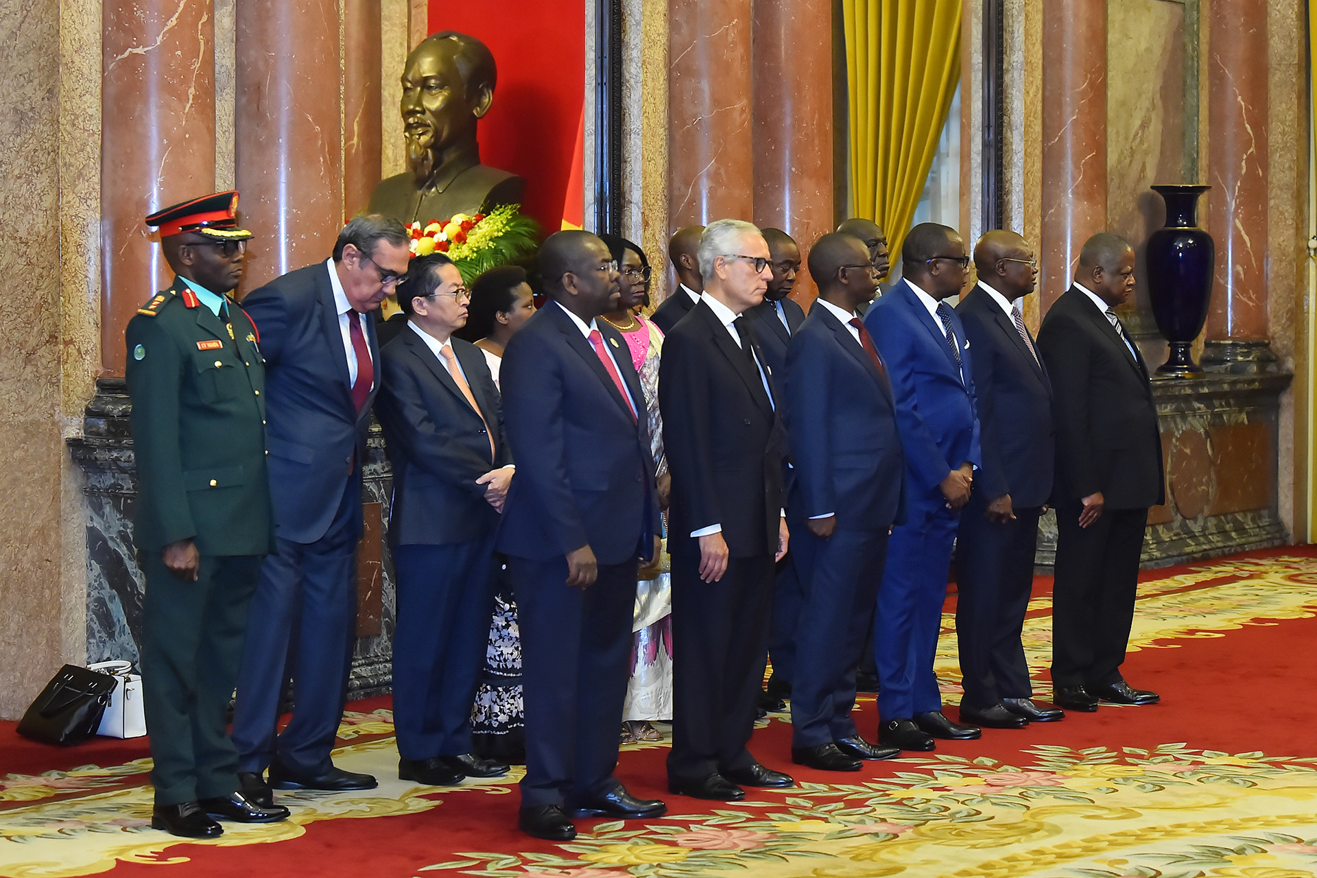 Đại sứ kiêm nhiệm của các nước: Cộng hòa Liberia, Cộng hòa Dân chủ Congo, Cộng hòa Congo, Cộng hòa Burundi, Cộng hòa Bồ Đào Nha, Cộng hòa Thống nhất Tanzania cùng các đại biểu tháp tùng tại buổi tiếp. Đại sứ kiêm nhiệm của các nước: Cộng hòa Liberia, Cộng hòa Dân chủ Congo, Cộng hòa Congo, Cộng hòa Burundi, Cộng hòa Bồ Đào Nha, Cộng hòa Thống nhất Tanzania cùng các đại biểu tháp tùng tại buổi tiếp.