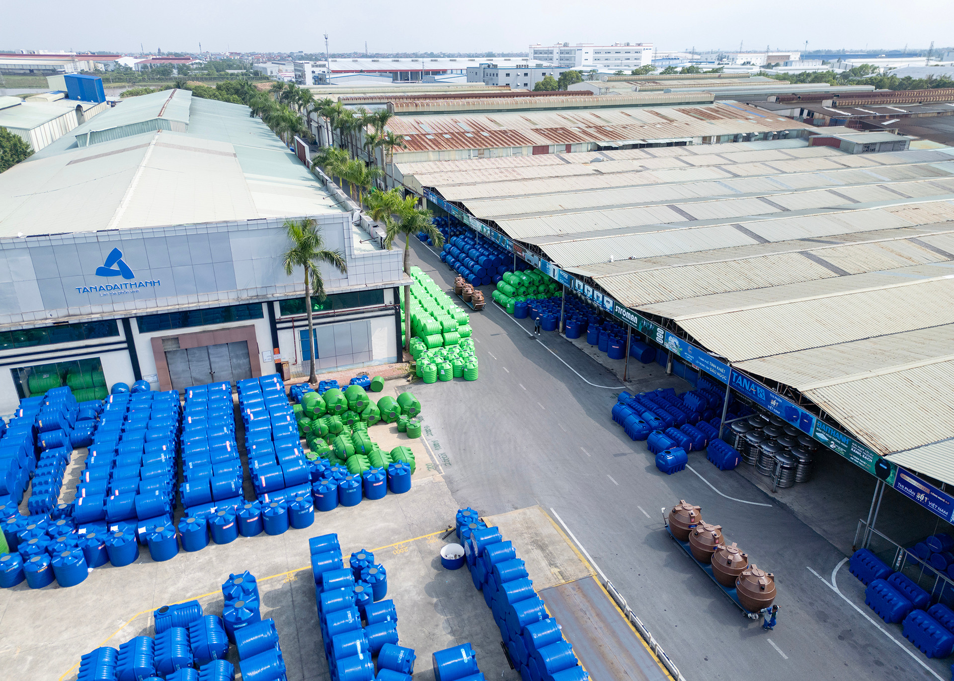 Sau hơn 30 năm tích lũy về năng lực nghiên cứu, sản xuất cùng nguồn lực tài chính vững chắc, Tân Á Đại Thành như một con tàu lớn tiếp tục vươn khơi với tấm bản đồ chiến lược Cộng hưởng giá trị - Lan tỏa phồn vinh với 4 dòng sản phẩm chiếm thị phần số 1 Việt Nam gồm: bồn inox, bồn nhựa, bình nước nóng và máy nước nóng năng lượng mặt trời.