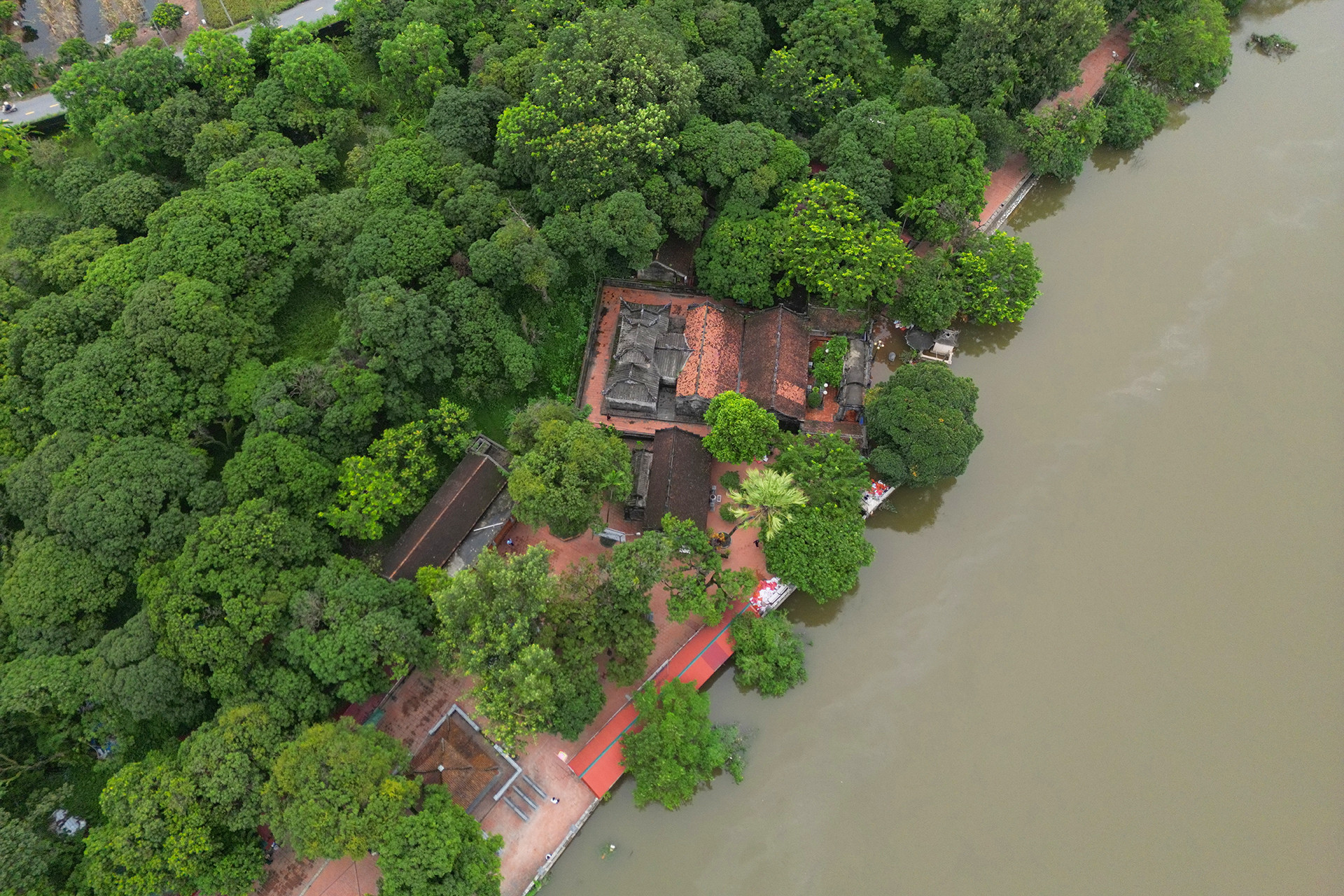 Cũng trong chuyến đi, du khách sẽ đến dâng hương tại Di tích lịch sử - văn hoá cấp quốc gia Đền Đức Thánh Cả và thăm vườn Lệ Chi bách niên (thôn Hữu Vĩnh, xã Hồng Quang, huyện Ứng Hòa). Cũng trong chuyến đi, du khách sẽ đến dâng hương tại Di tích lịch sử - văn hoá cấp quốc gia Đền Đức Thánh Cả và thăm vườn Lệ Chi bách niên (thôn Hữu Vĩnh, xã Hồng Quang, huyện Ứng Hòa).