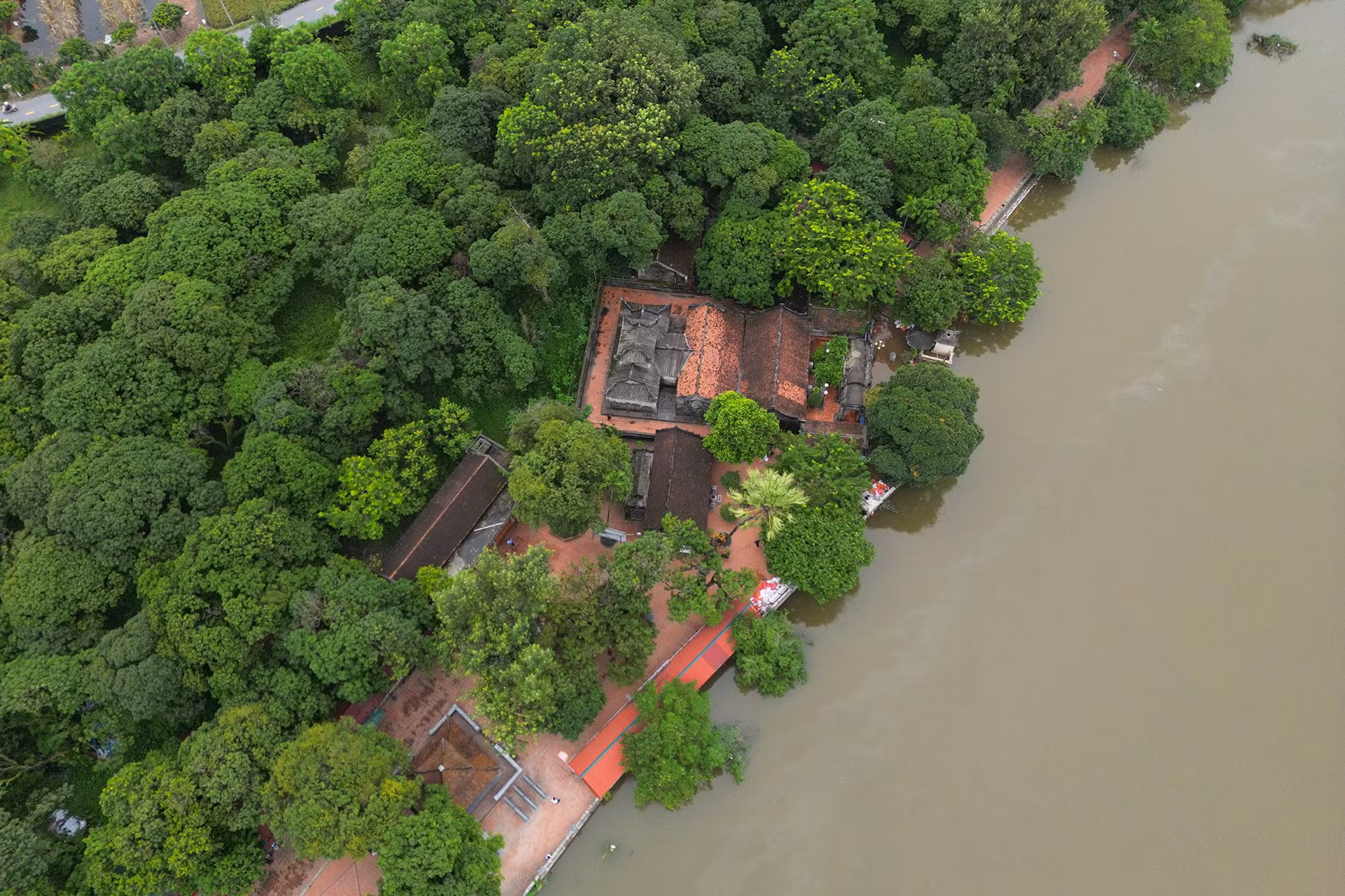 Cũng trong chuyến đi, du khách sẽ đến dâng hương tại Di tích lịch sử - văn hoá cấp quốc gia Đền Đức Thánh Cả và thăm vườn Lệ Chi bách niên (thôn Hữu Vĩnh, xã Hồng Quang, huyện Ứng Hòa).