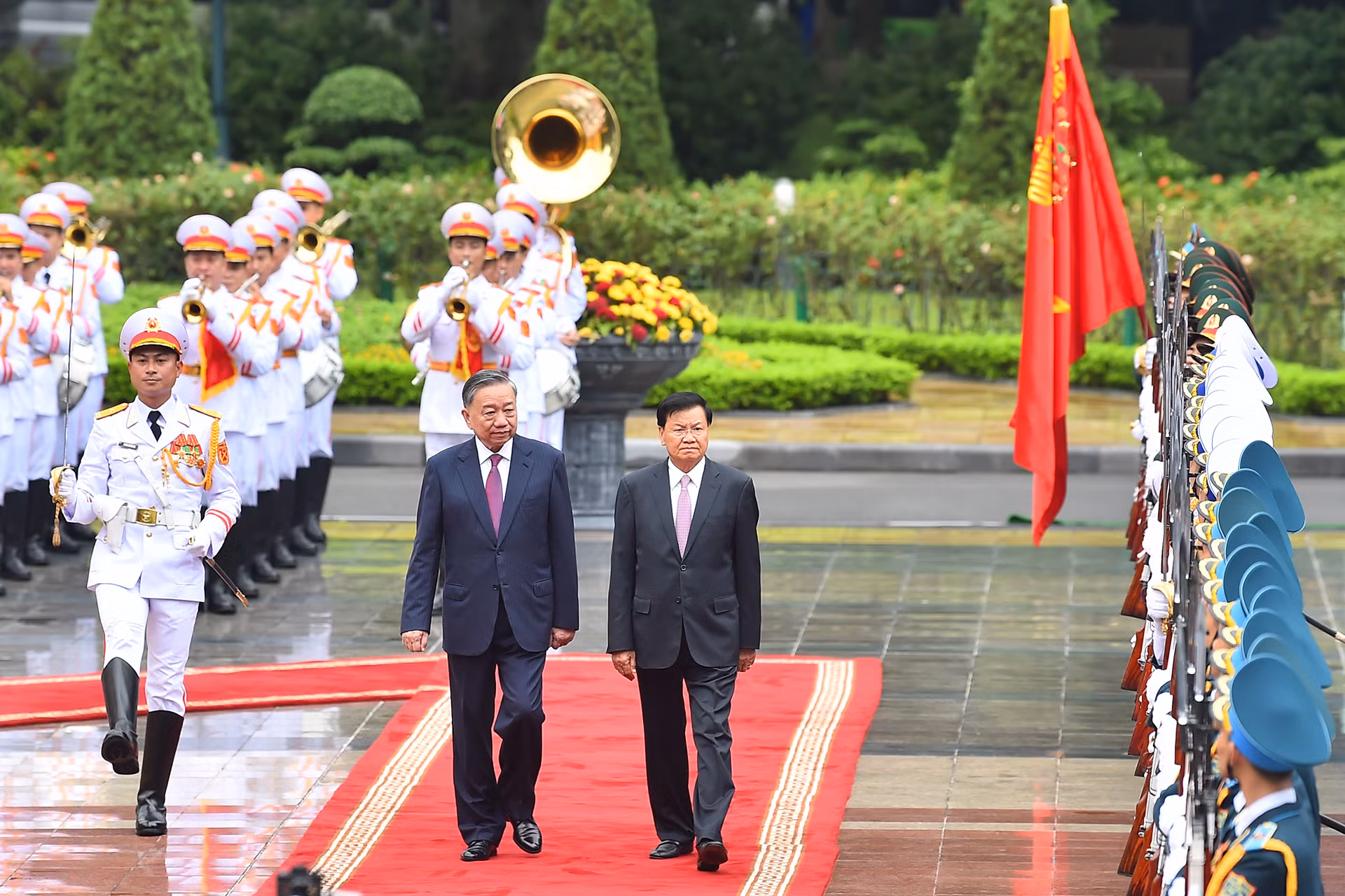 Tổng Bí thư, Chủ tịch nước Tô Lâm chủ trì lễ đón Tổng Bí thư, Chủ tịch nước Lào Thongloun Sisoulith duyệt đội Danh dự Quân đội nhân dân Việt Nam.
