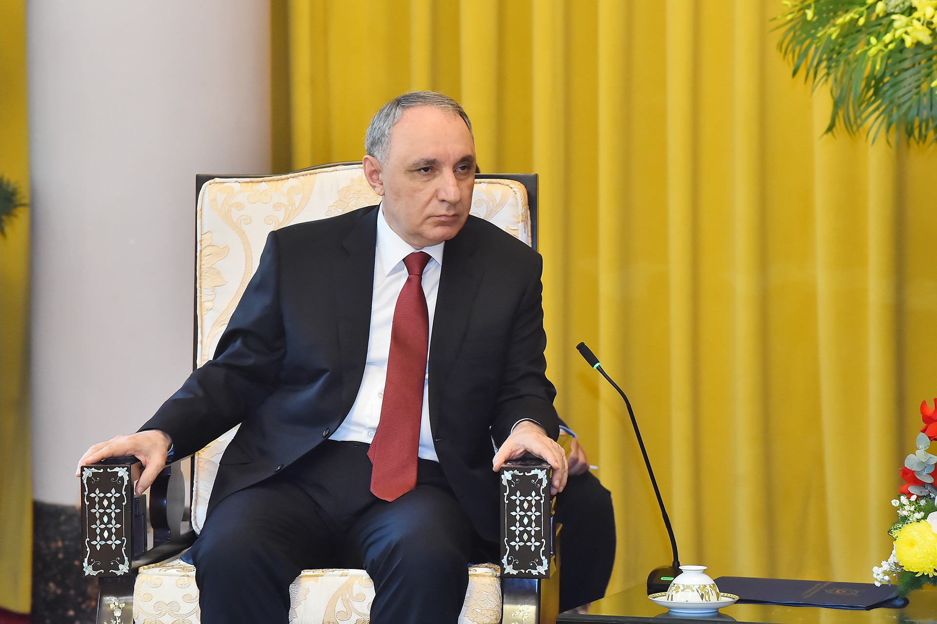 Viện trưởng Viện Kiểm sát Tối cao Azerbaijan Kamran Bayram Aliyev phát biểu ý kiến tại buổi tiếp.