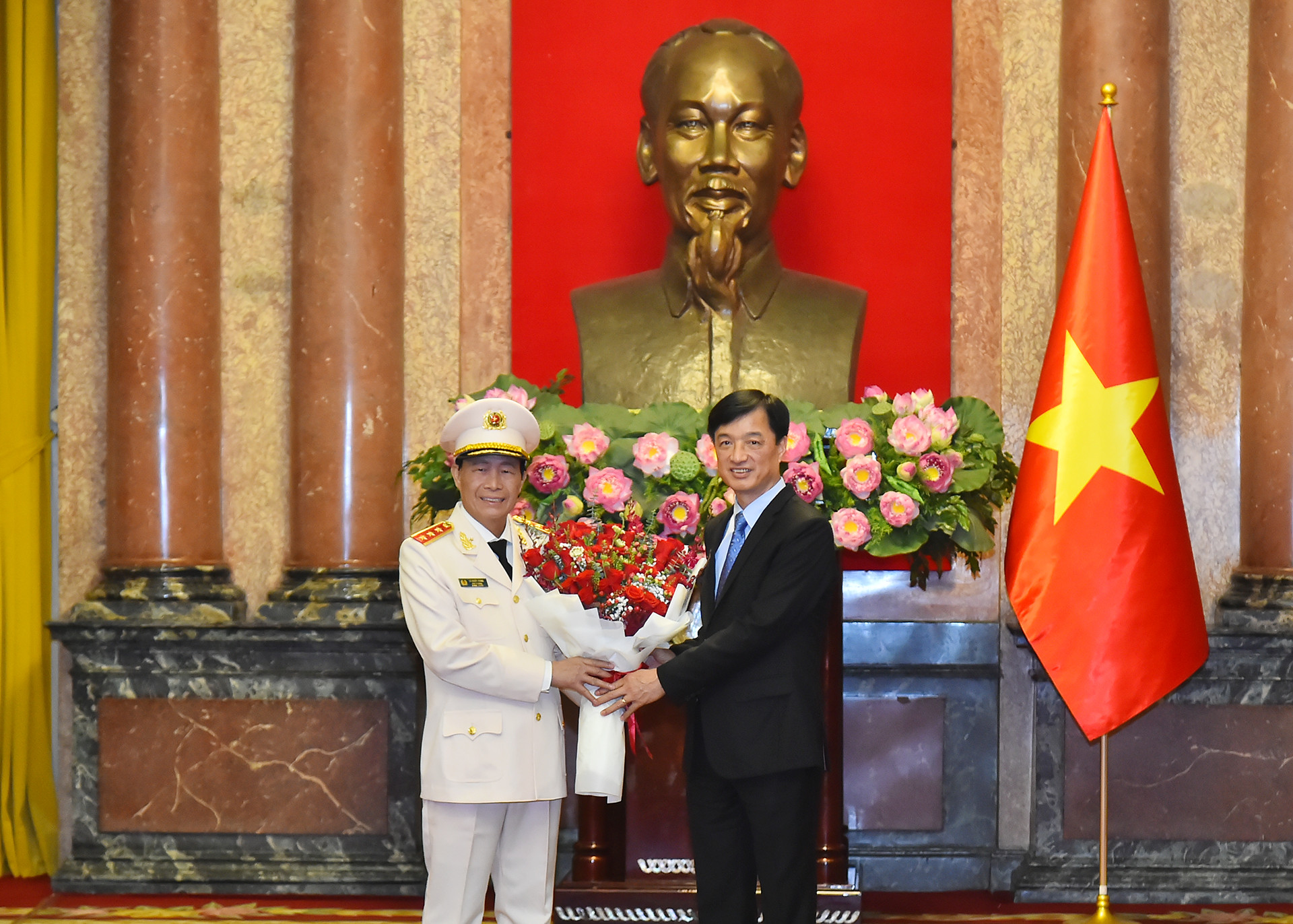 Chánh Văn phòng Trung ương Đảng Nguyễn Duy Ngọc tặng hoa chúc mừng Thượng tướng Lê Quốc Hùng.