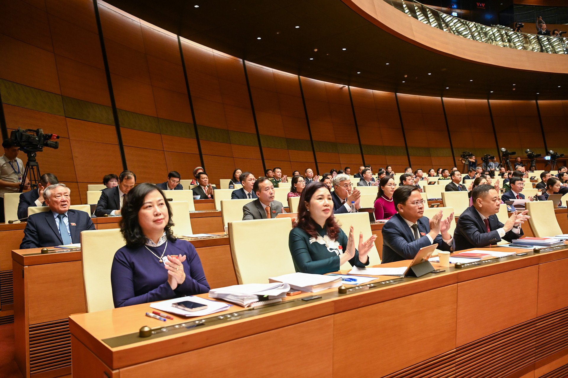 Đại biểu Quốc hội các tỉnh, thành phố dự phiên khai mạc Kỳ họp thứ 8, Quốc hội khóa XV.