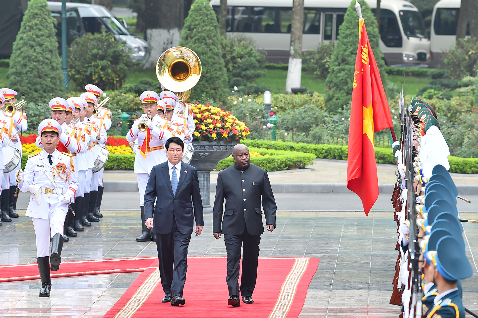 Chủ tịch nước Lương Cường và Tổng thống Burundi Évariste Ndayishimiye duyệt Đội Danh dự Quân đội nhân dân Việt Nam.
