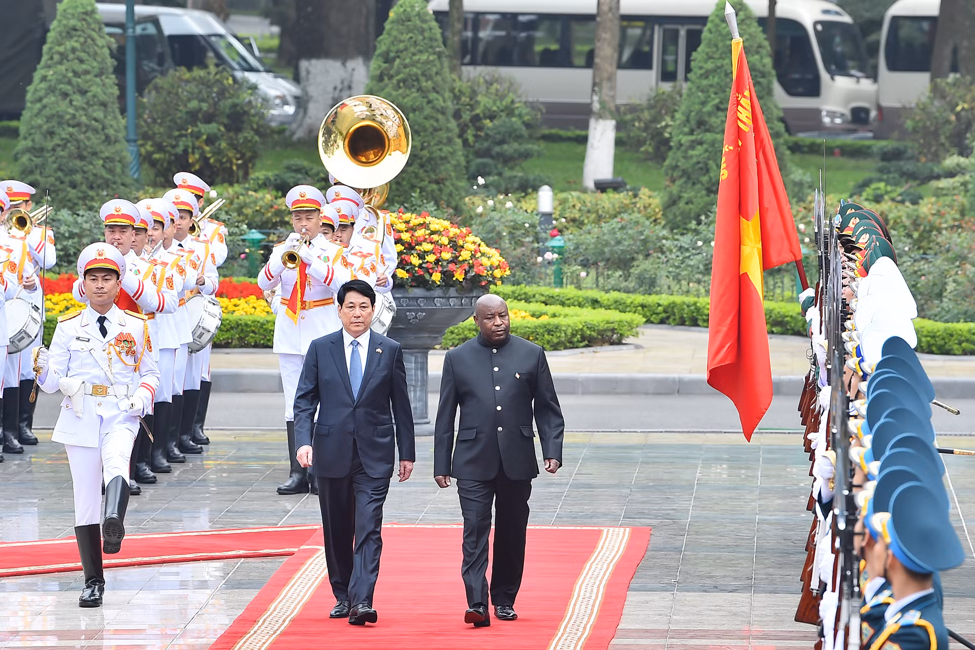 Chủ tịch nước Lương Cường và Tổng thống Burundi Évariste Ndayishimiye duyệt Đội Danh dự Quân đội nhân dân Việt Nam.