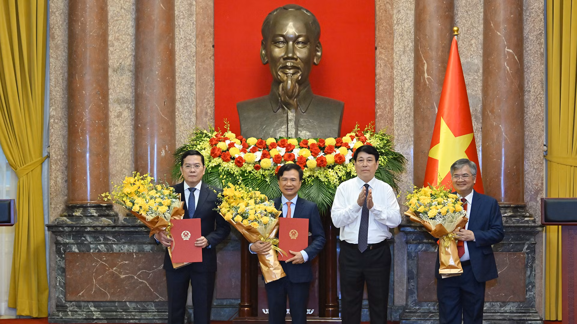 Chủ tịch nước Lương Cường trao quyết định bổ nhiệm Phó chủ nhiệm Văn phòng Chủ tịch nước cho các đồng chí Cấn Đình Tài, Nguyễn Hoàng Anh, Nguyễn Dũng Tiến.