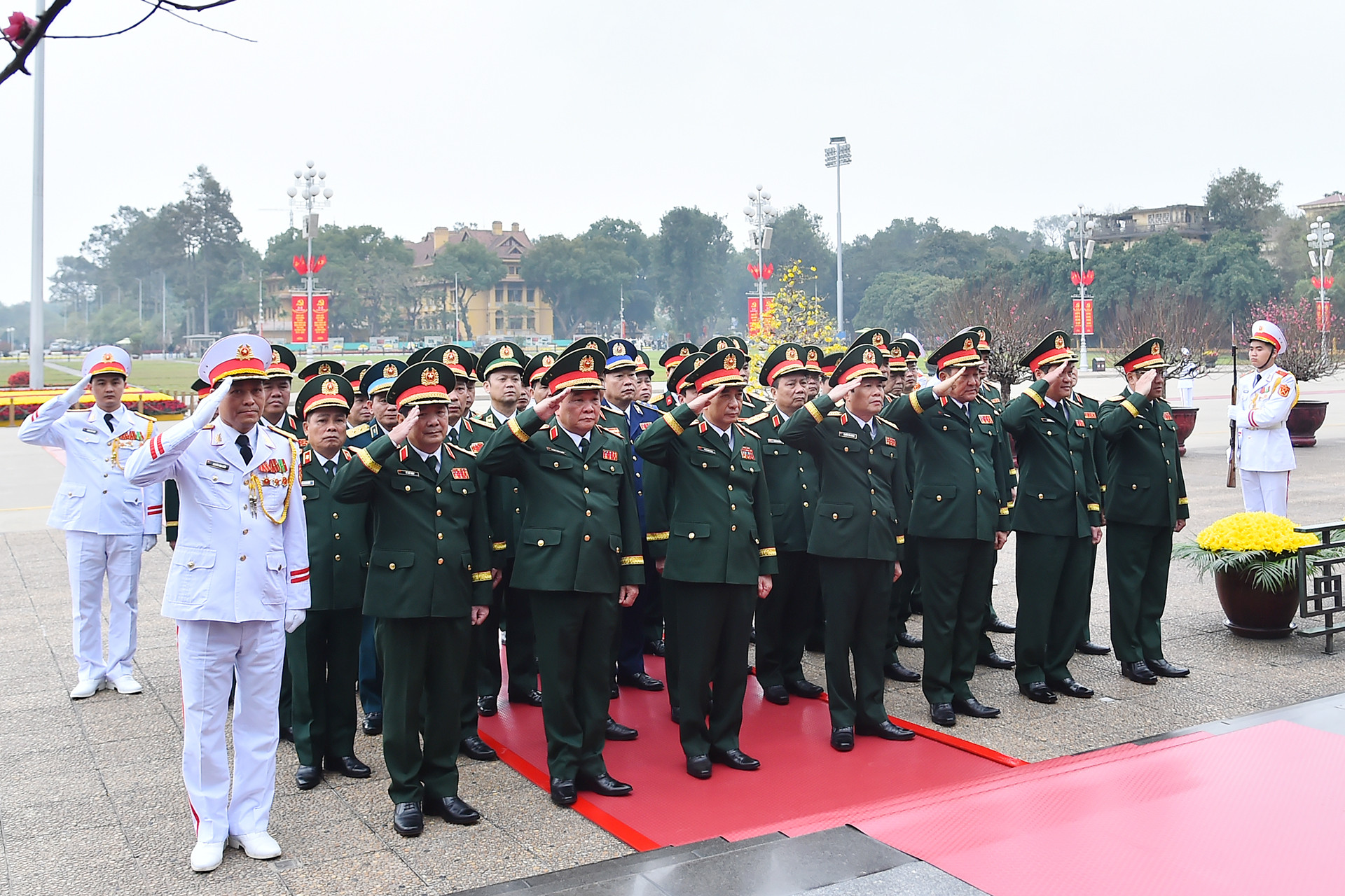 Đoàn đại biểu Quân ủy Trung ương-Bộ Quốc phòng thành kính tưởng nhớ Chủ tịch Hồ Chí Minh.