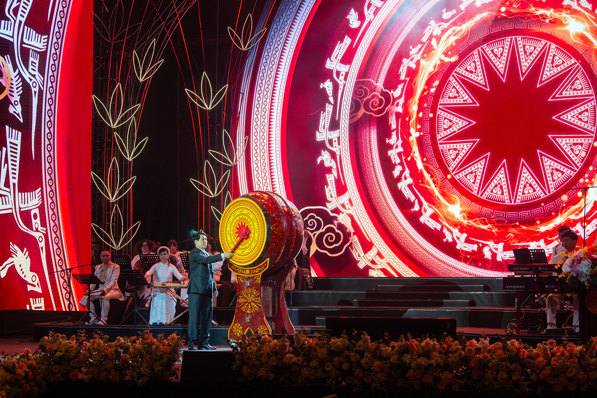 Chủ tịch nước Lương Cường đánh trống khai Xuân Ất Tỵ năm 2025. Chủ tịch nước Lương Cường đánh trống khai Xuân Ất Tỵ năm 2025.