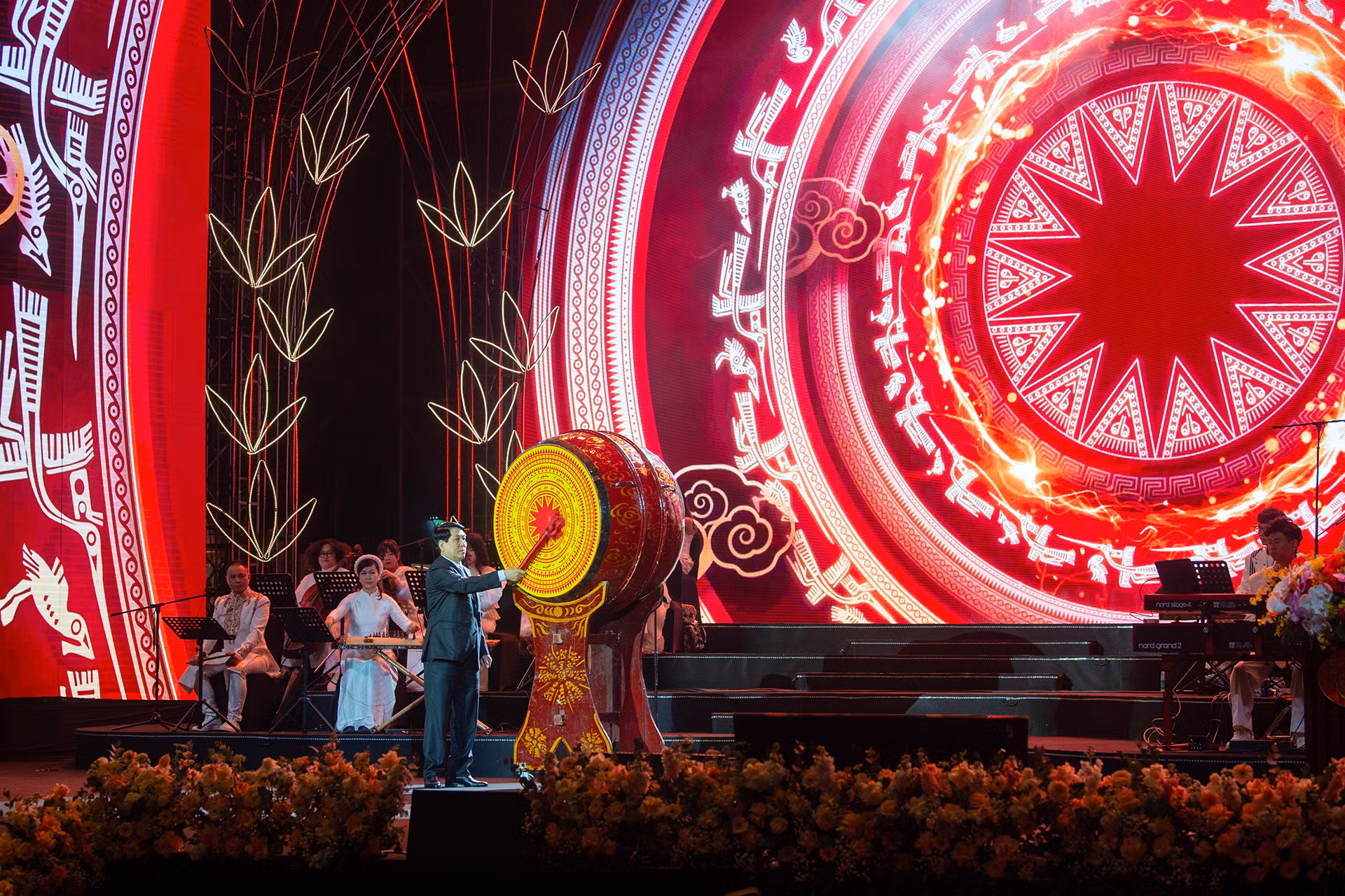 Chủ tịch nước Lương Cường đánh trống khai Xuân Ất Tỵ năm 2025.